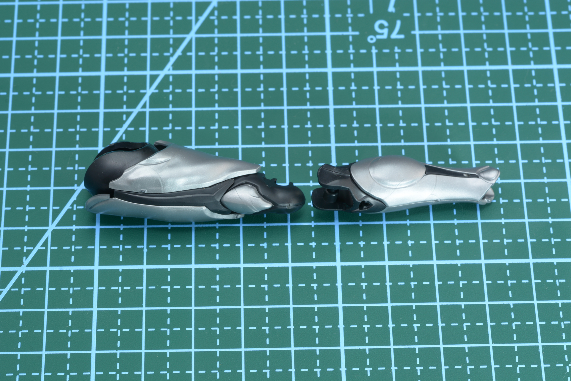 スネははめ込みだが、膝裏にパーツを付けることで関節にしぶみを加えている