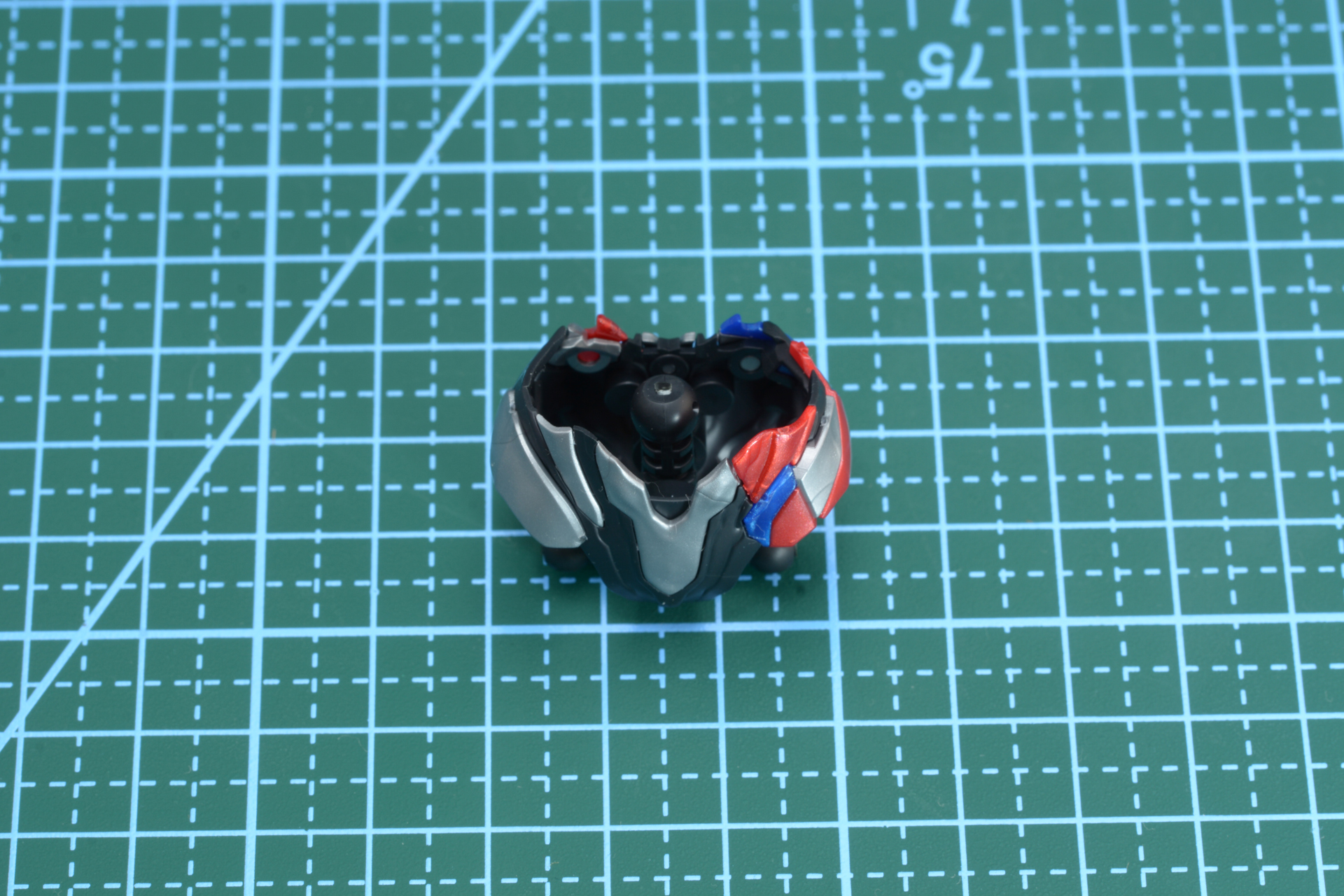 関節が仕込まれた腰部。股関節の付け根は左右独立して可動