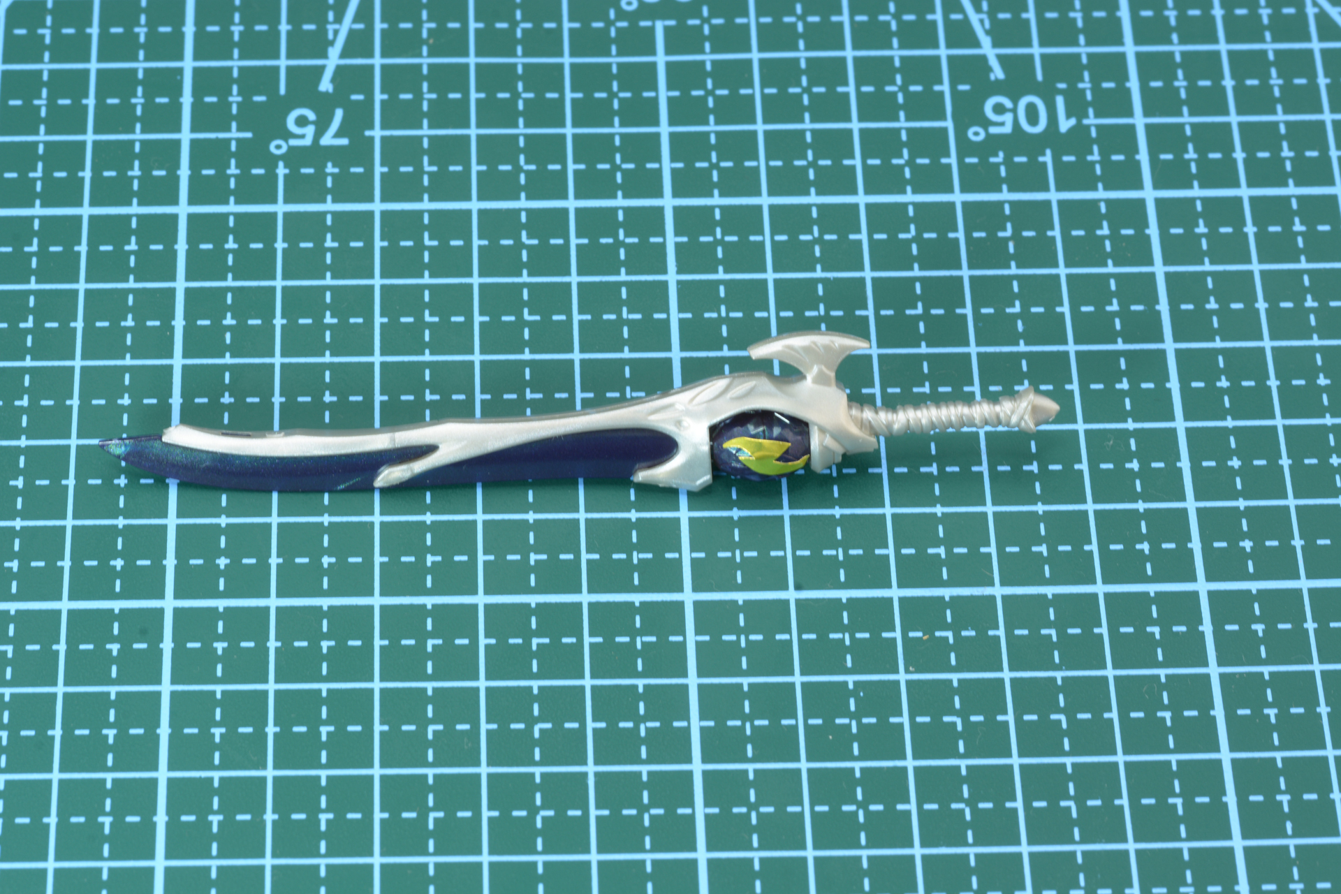 黒い刀身が光を反射して輝く、独特の質感を持った武器だ