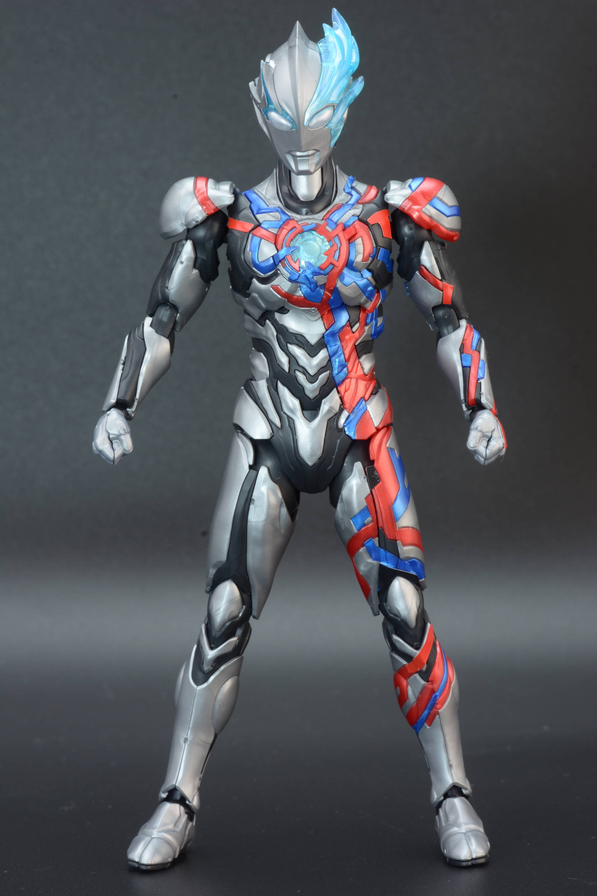 これまでのパーツを組み合わせる。ウルトラマンブレーザー、本体の完成だ