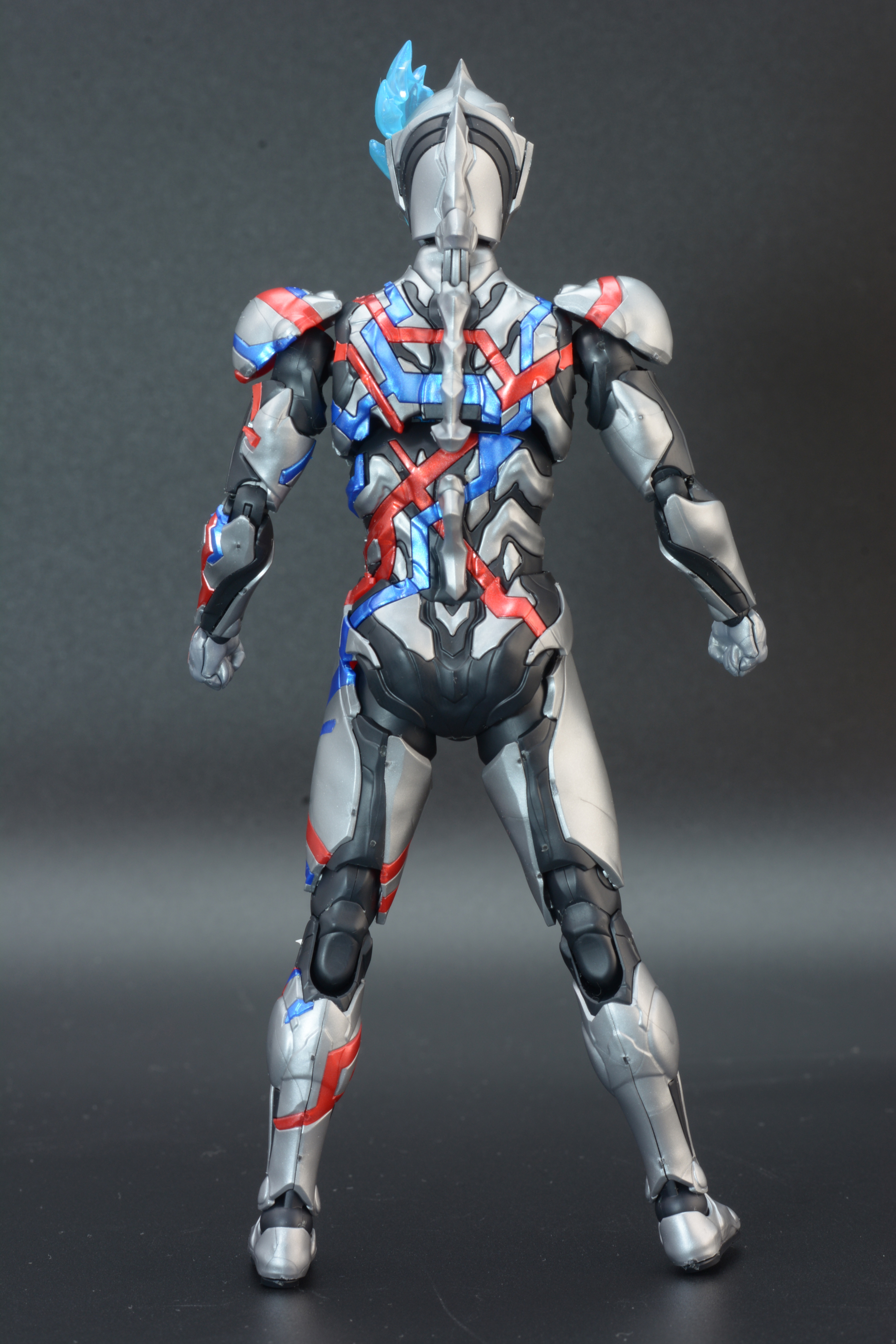 これまでのパーツを組み合わせる。ウルトラマンブレーザー、本体の完成だ