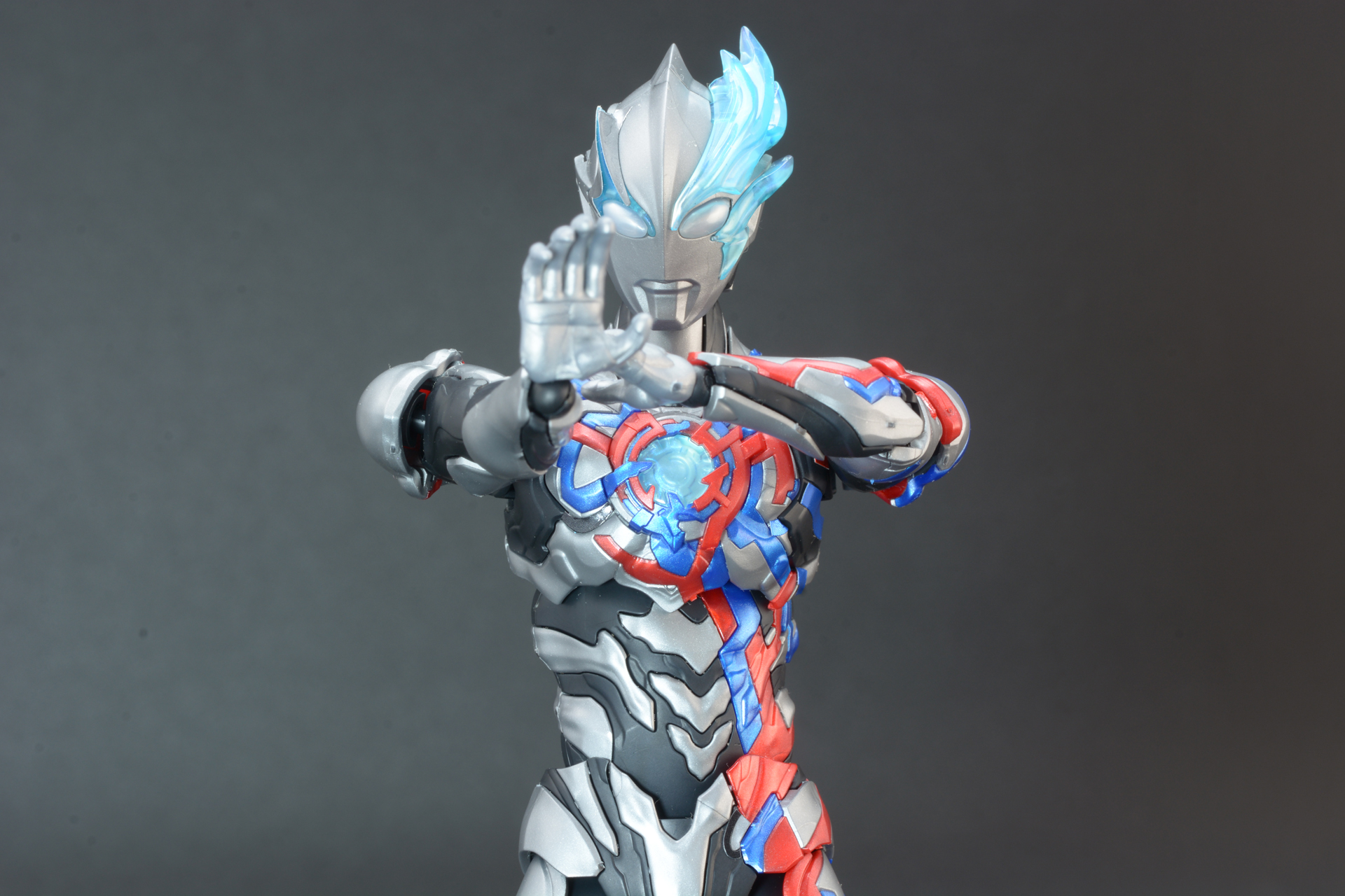 光の槍「スパイラルバレード」を出現させるポーズ