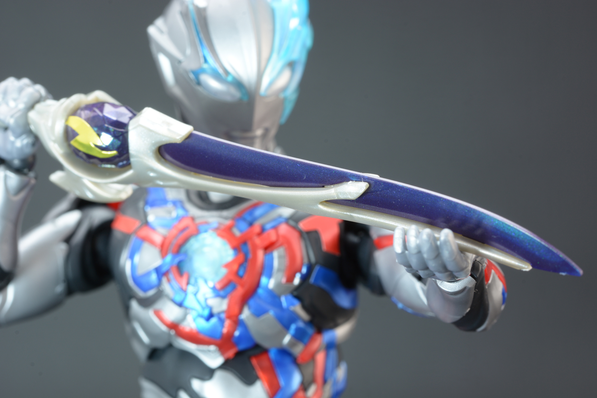 チルソナイトソードを構える