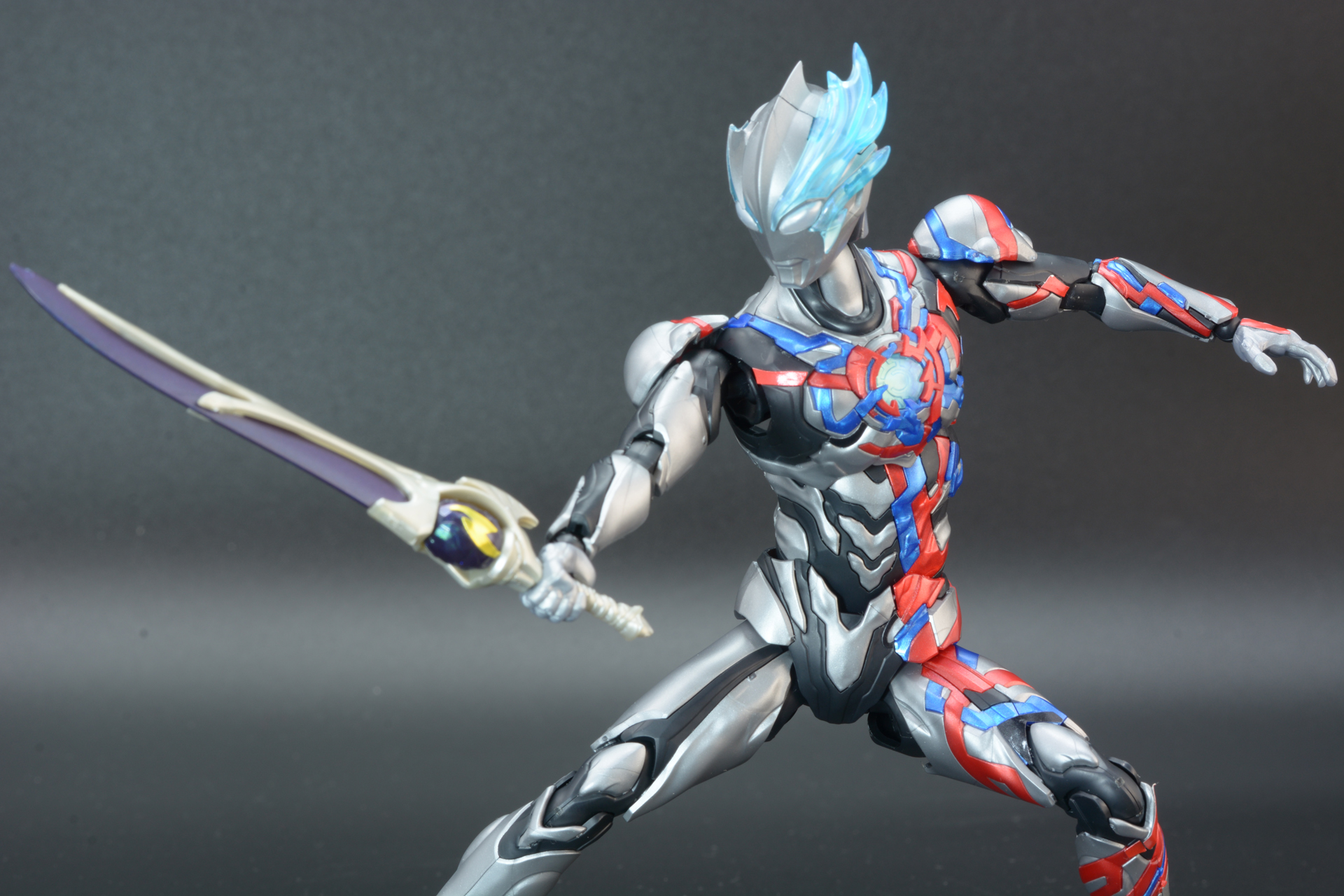 剣を振り下ろすポーズも可能