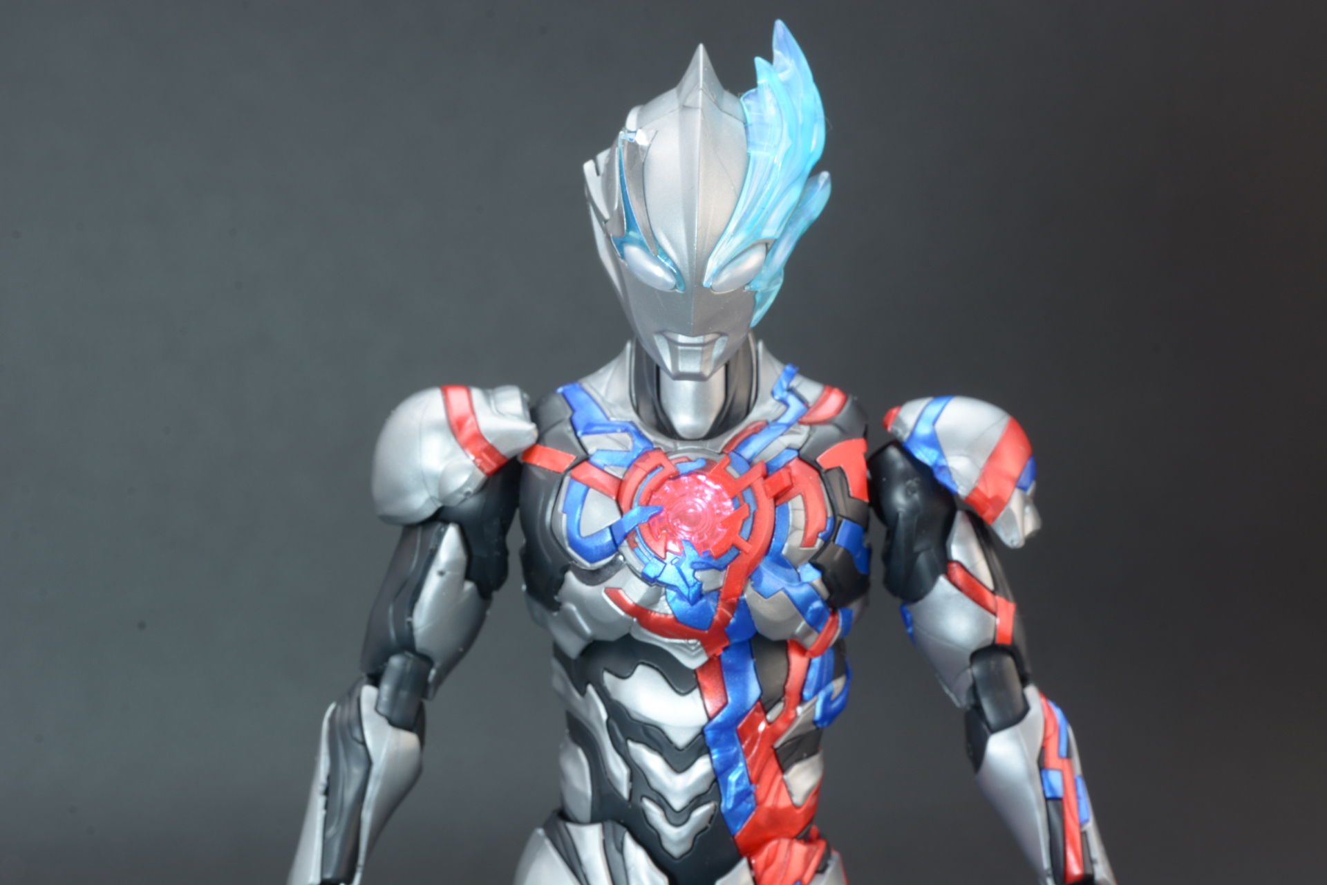 基部を取りはずし、中心のクリアパーツを交換することでカラータイマーが赤になった状態にできる