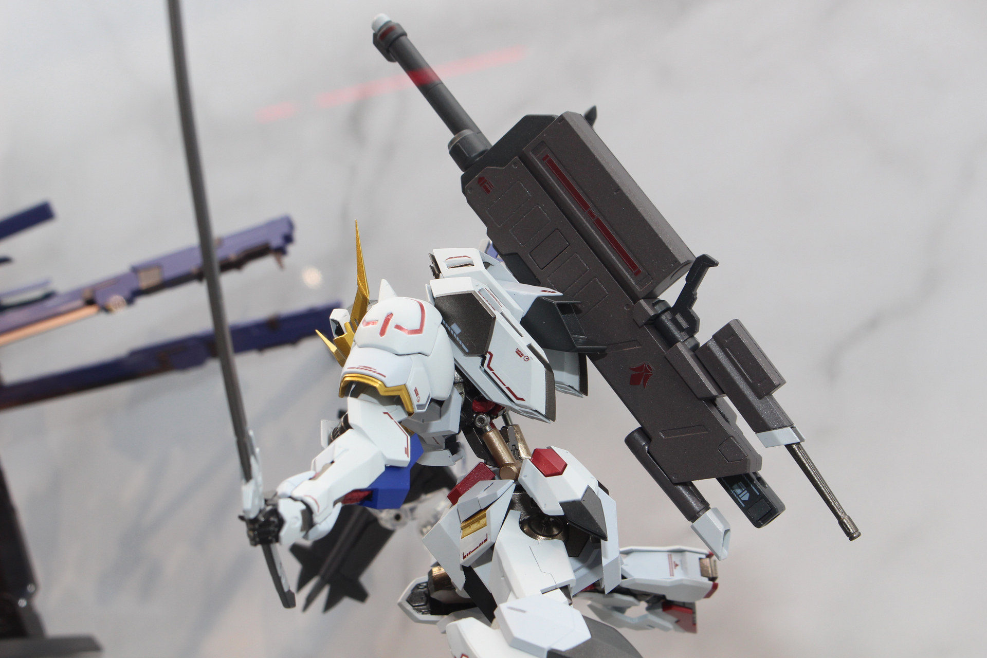 メイス先端の伸縮や300mm滑腔砲の変形、自在に動くワイヤークローなど、武装にもギミックを搭載