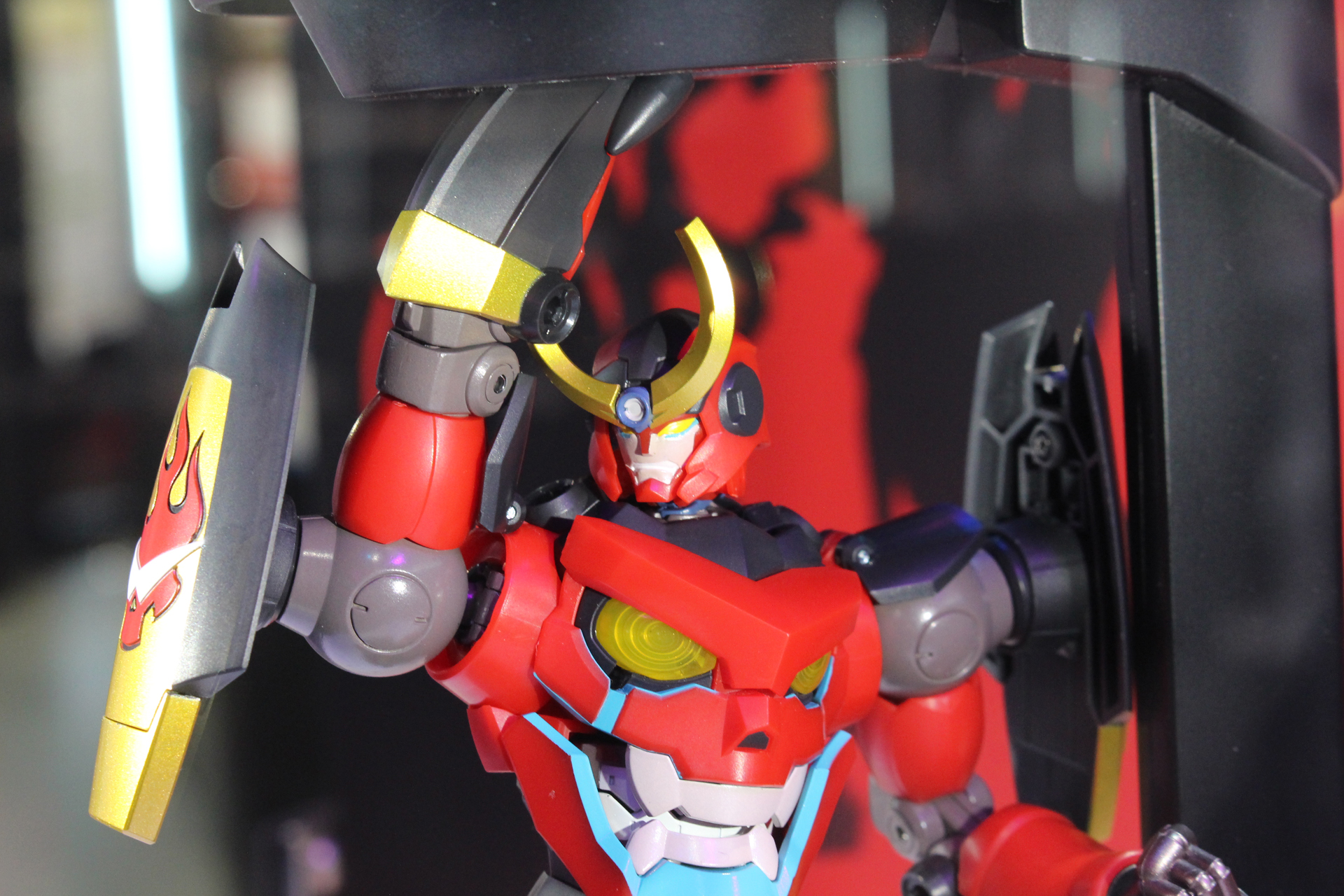 メイス先端の伸縮や300mm滑腔砲の変形、自在に動くワイヤークローなど、武装にもギミックを搭載