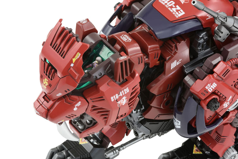 レイヴンはコックピットに登場可能。オーガノイドのシャドーは並べて飾ることができる