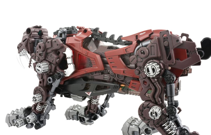 モーター駆動によりリアルに歩行