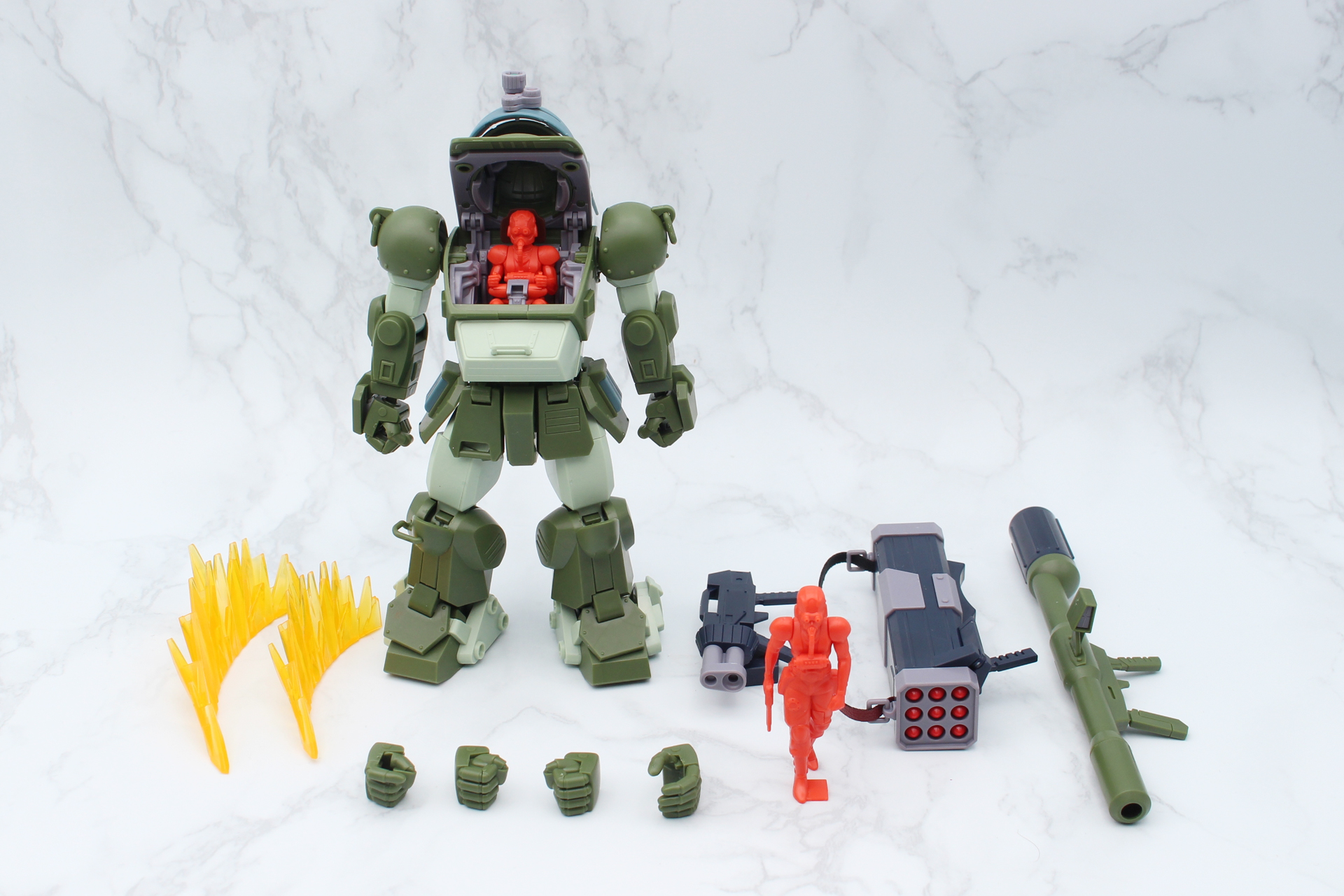 「HG スコープドッグ用拡張パーツセット1」、「HG スコープドッグ用拡張パーツセット2」のパーツ群。ただしスコープドッグ本体（画像の腕、下半身）は商品に含まれない