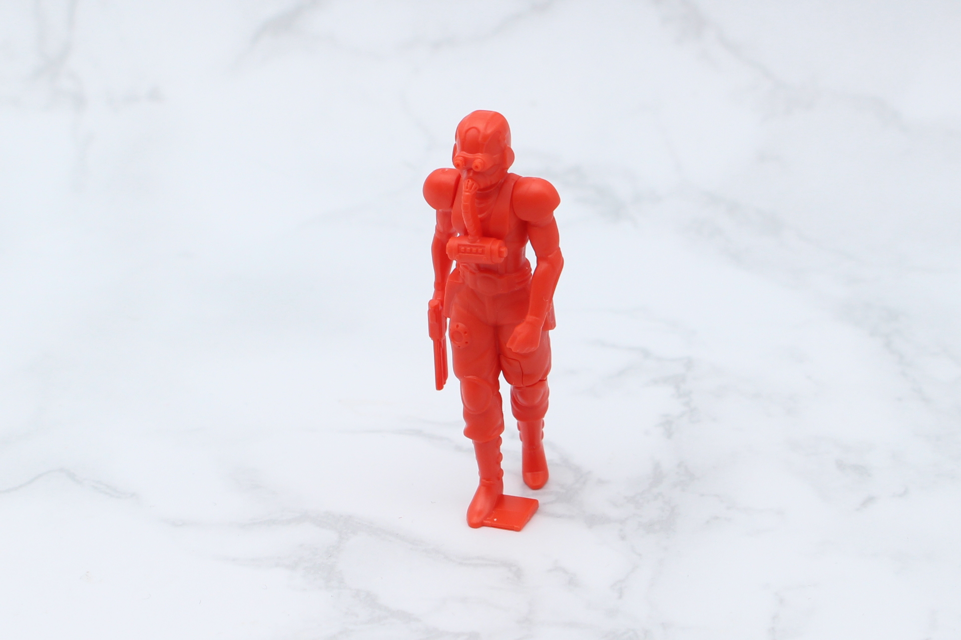 パイロットフィギュアはマスク、腕、左脚を組み立てて完成