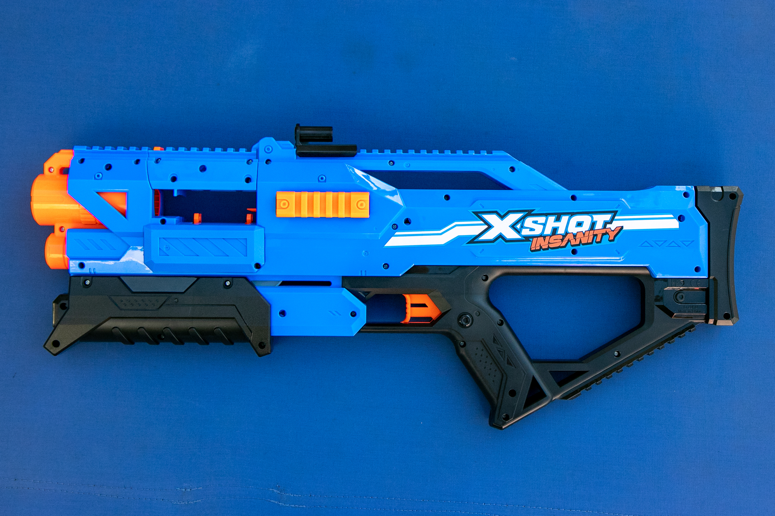 本体には上部前方、後方、左右、グリップからストックにかけての部分にタクティカルレールがある。だが機動性を失いそうなので、ダーツストックはナシでもいいだろう