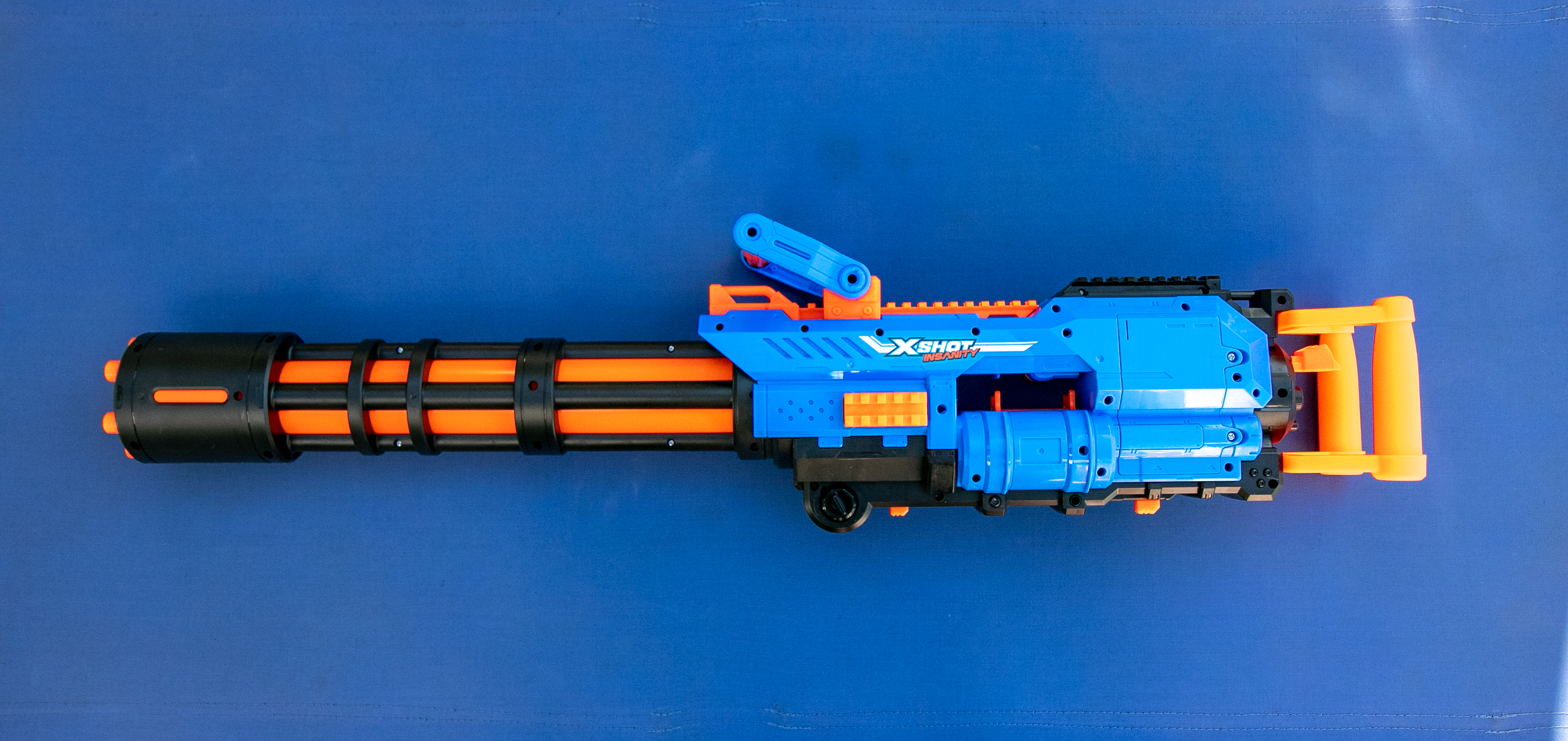 モータライズドレイジファイアの本体。これをシールドにつけてグフカスタムのように使ってみたい！　なお下部についているスイッチは、前がトライポッドの固定、後ろが連結式給弾ベルト帯の固定に使われる