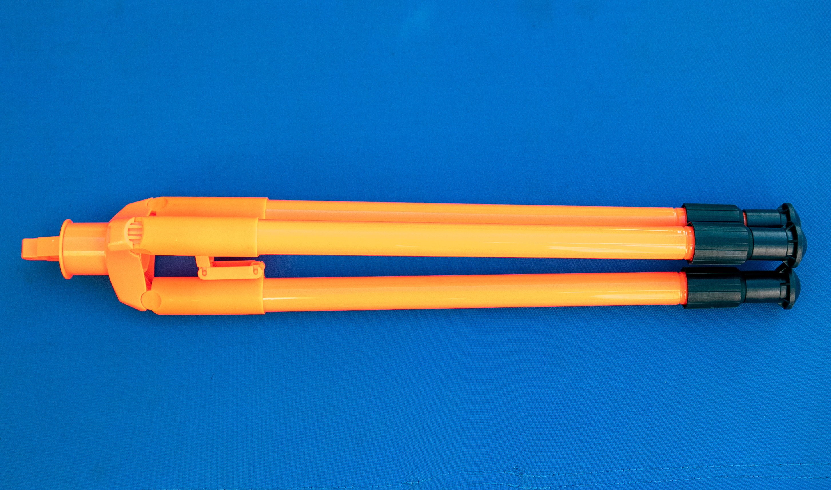 モータライズドレイジファイアを固定するトライポッド。プラ製だが、そこそこ強度がありそうだ