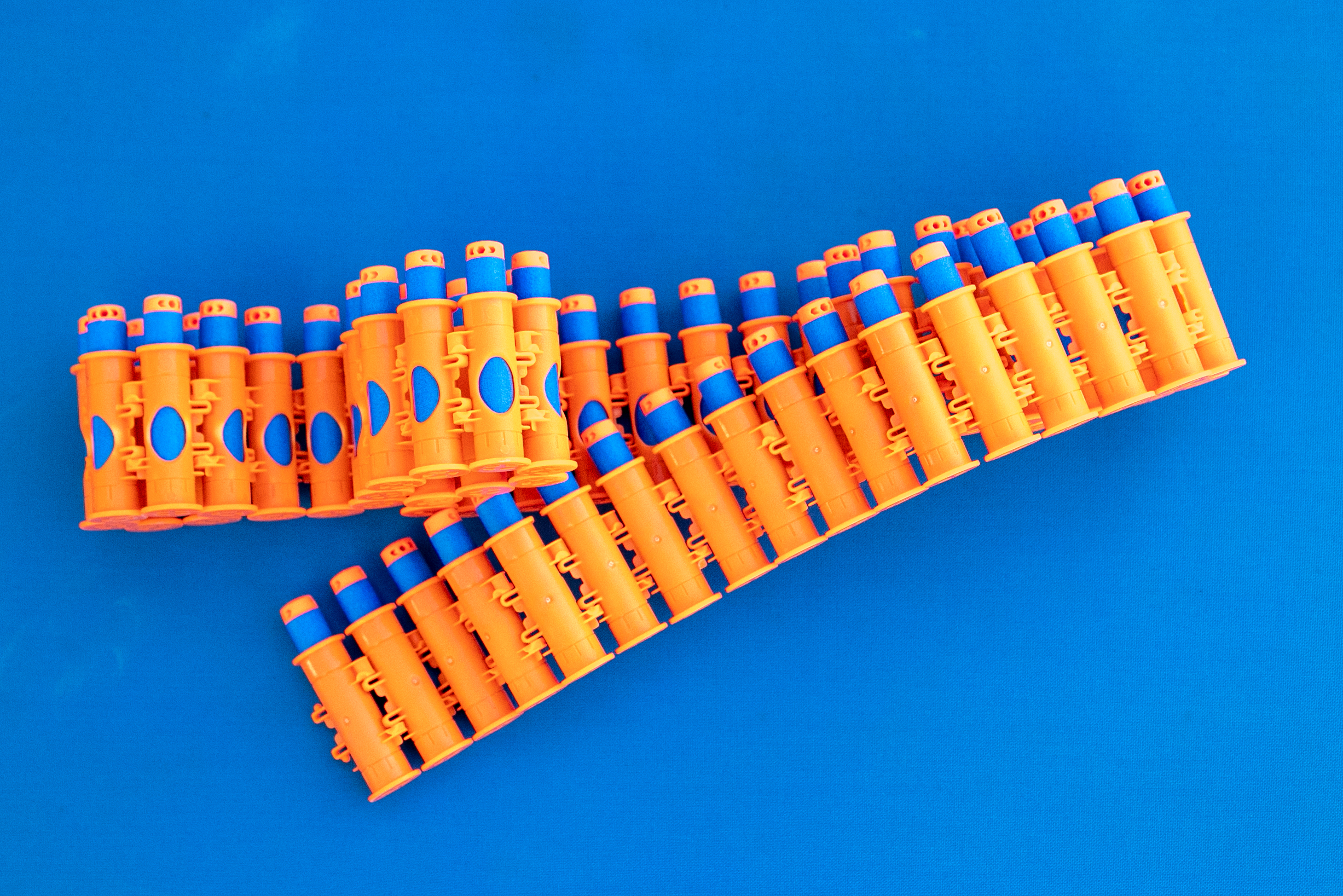 連結式給弾ベルト帯は40発分しかないが、海外では予備も売っている模様。日本上陸もぜひ！