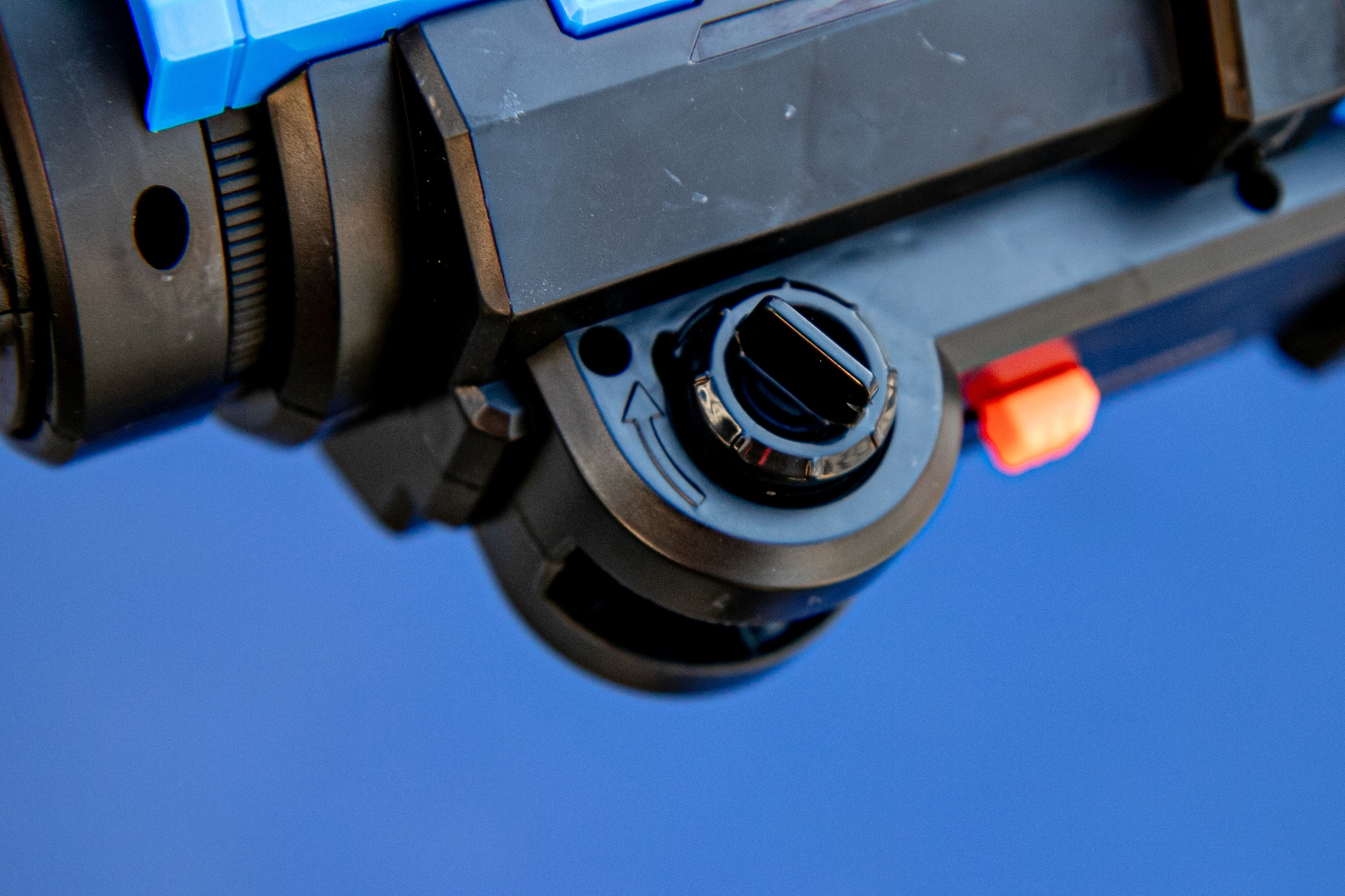 トライポッドのロック部分。ネジっぽいところを回転して引き抜き、差し込んだらもどそう。あとは後ろのスイッチでロックだ！