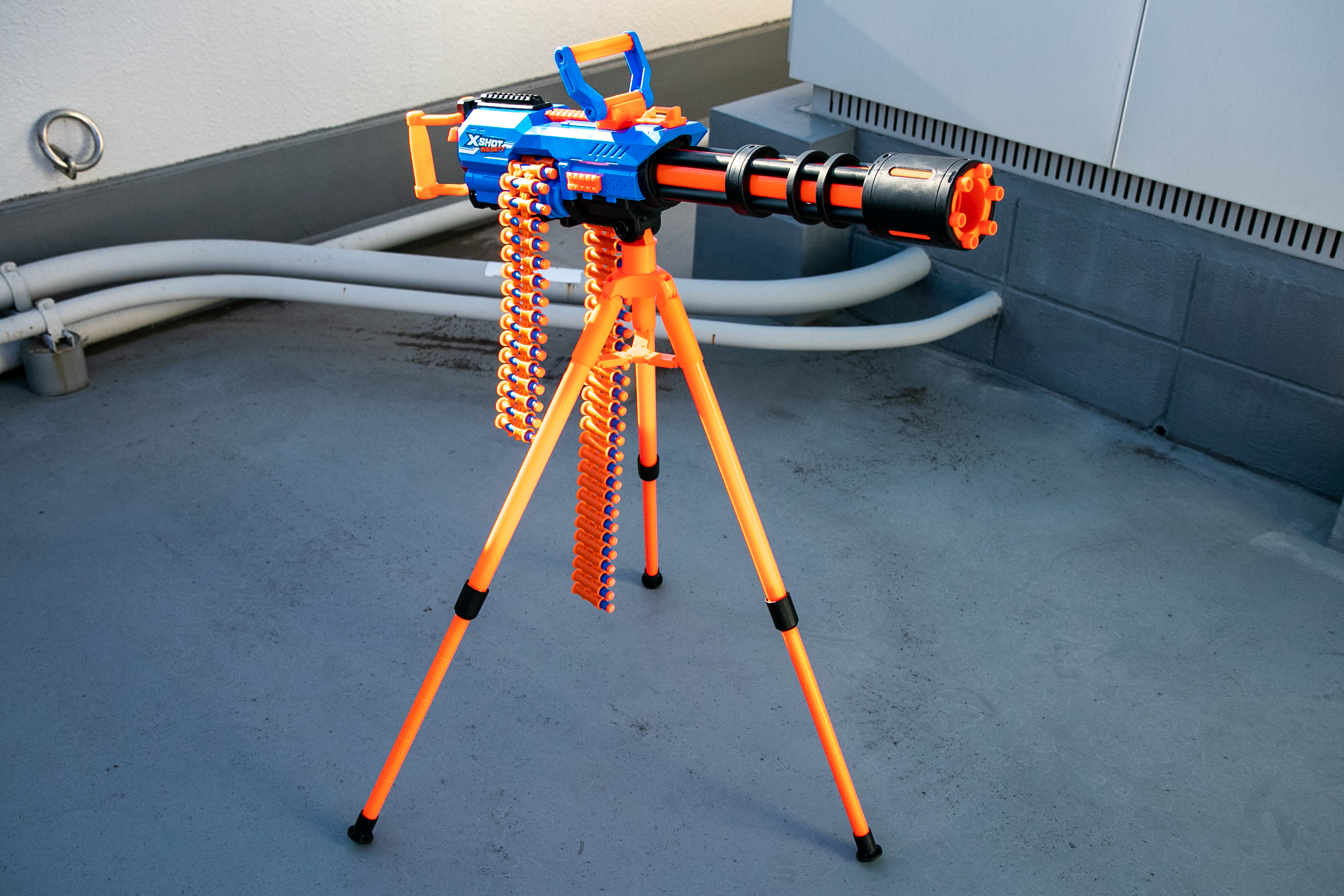 モータライズドレイジファイアを組んだ状態がコレ。円形ダーツストック（2個）も付いてくるが取り回しの面で付けないほうが動かしやすい。いずれにせよ連結式給弾ベルト帯に給弾しやすいわけではないので