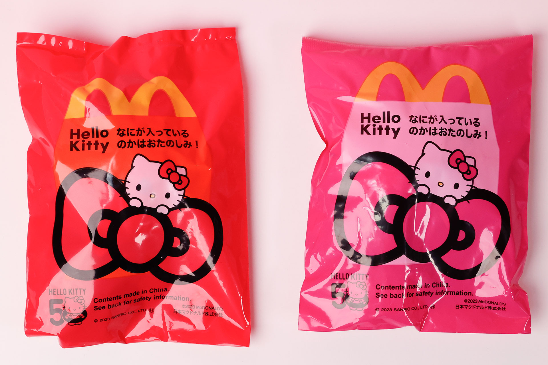 こちらが今回のおもちゃ袋。赤の袋が第1弾、ピンクの袋が第2弾だ