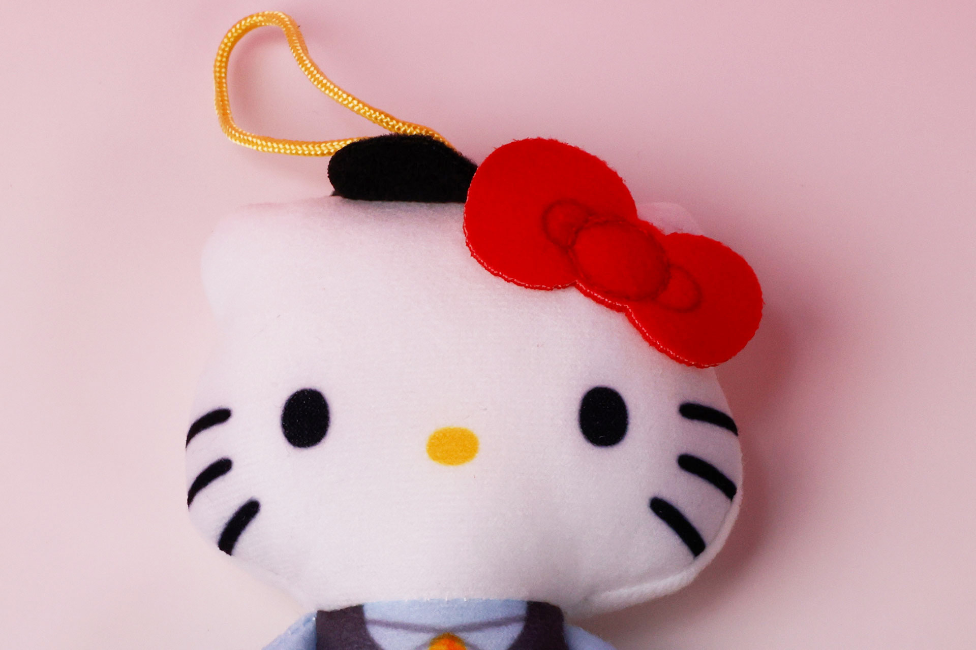 キティちゃんの頭には、マネージャーらしく帽子が付けられている