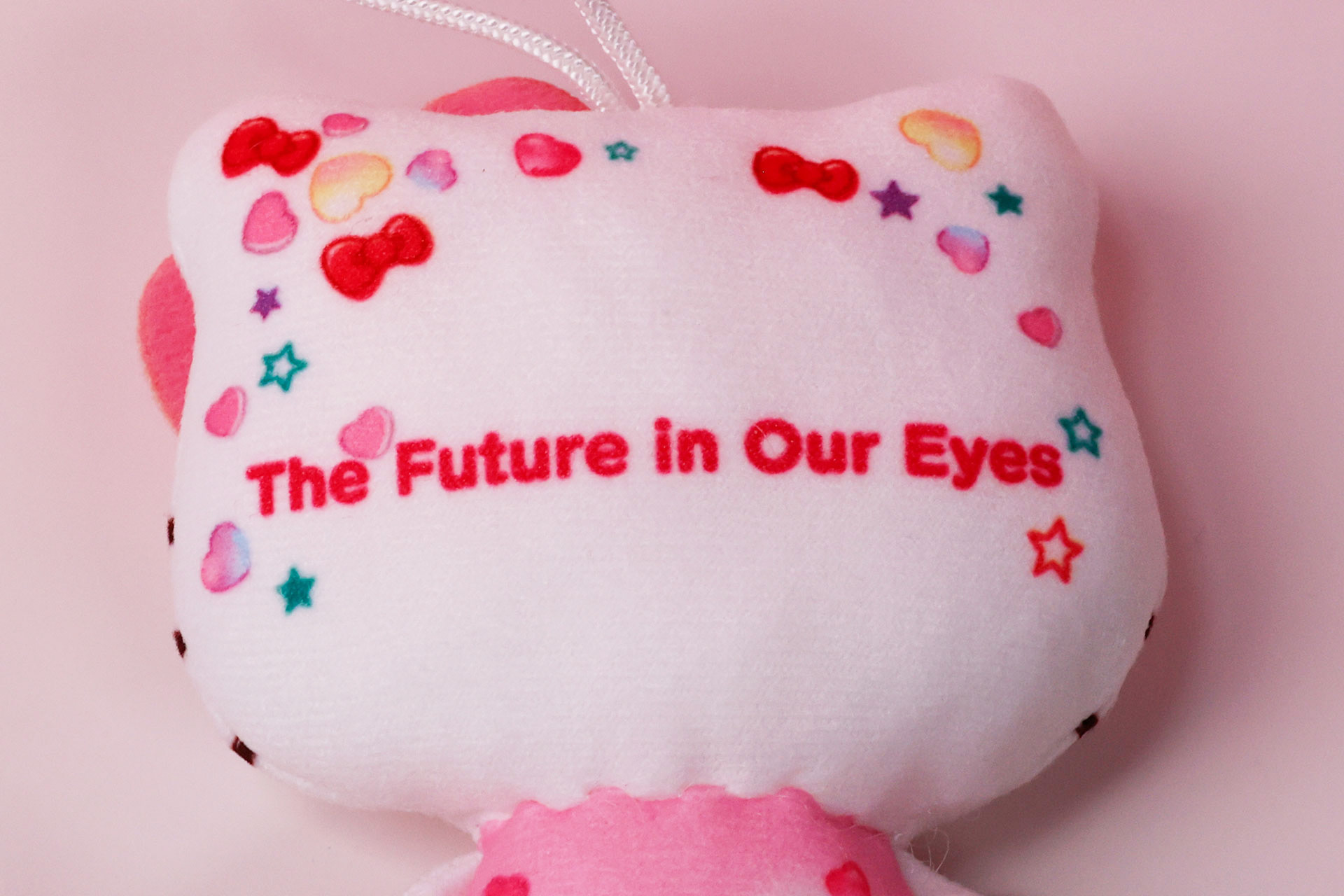 後頭部には、ハローキティ50周年記念の「The Future In Our Eyes」未来と友達になろうのテーマが書かれている