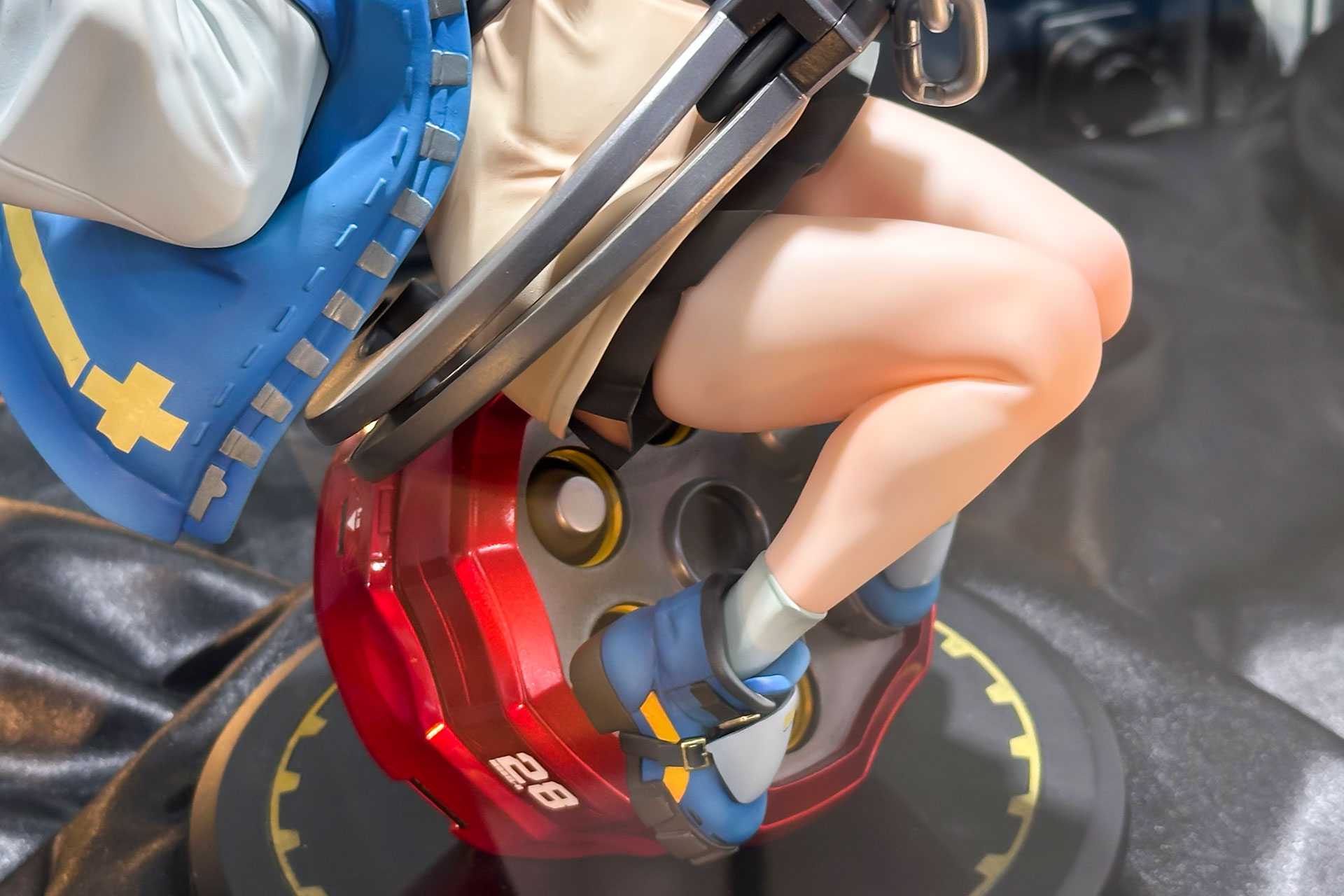 台座は「YOYO」をそのまま大きくしたデザインになっている