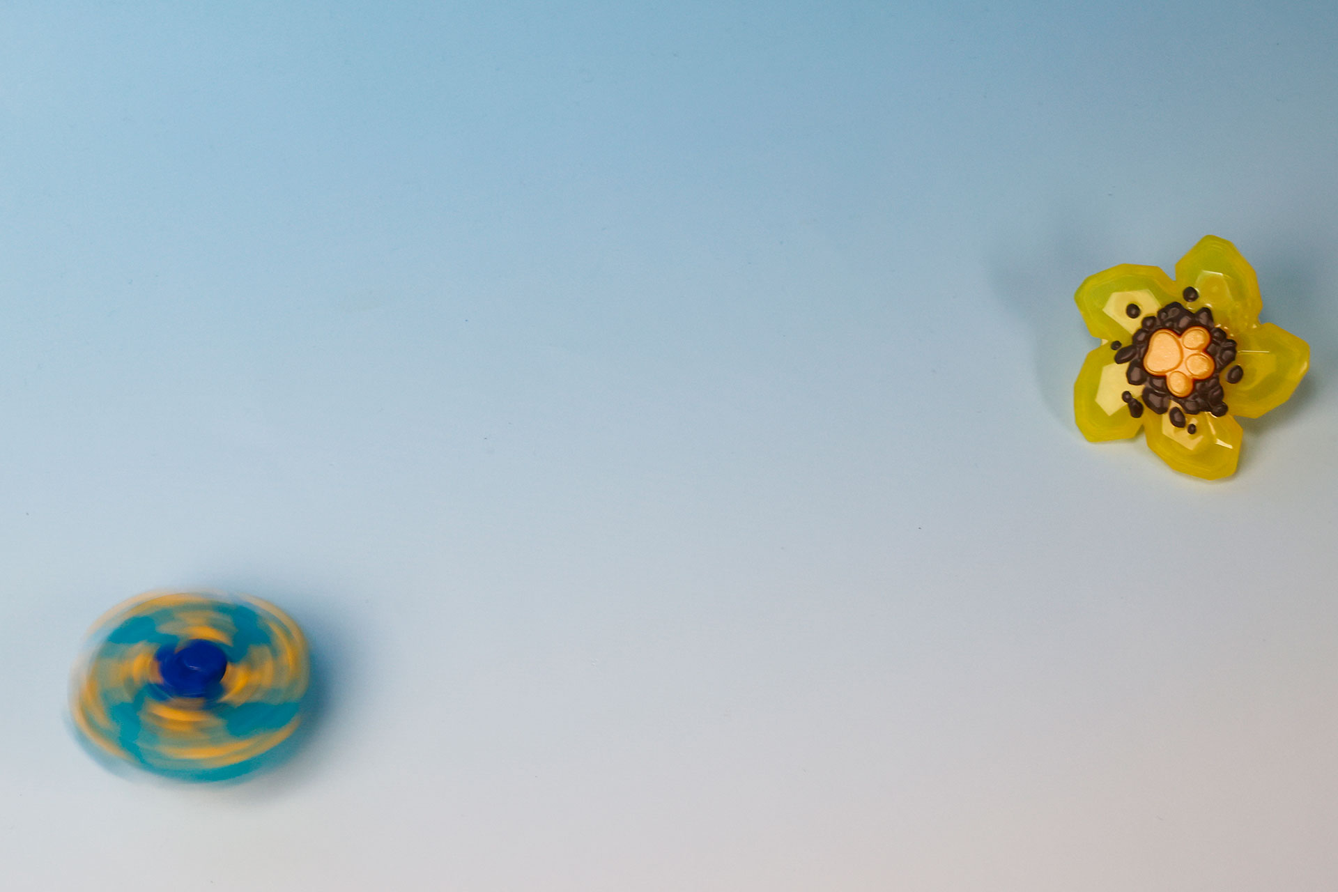 もちろん、ベーゴマのように戦わせて遊ぶことも可能だ