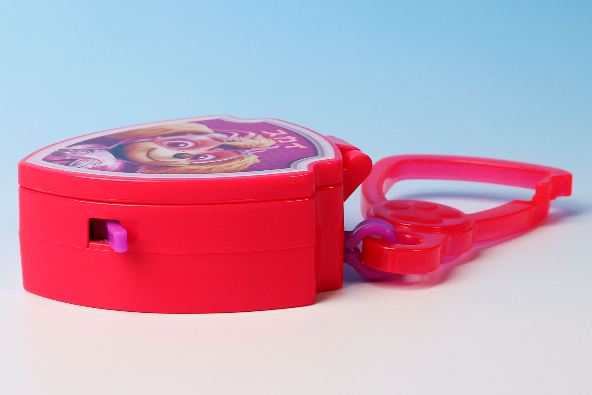 側面から見るとかなり厚みがある。レバーはピンボールを弾くためのものだ