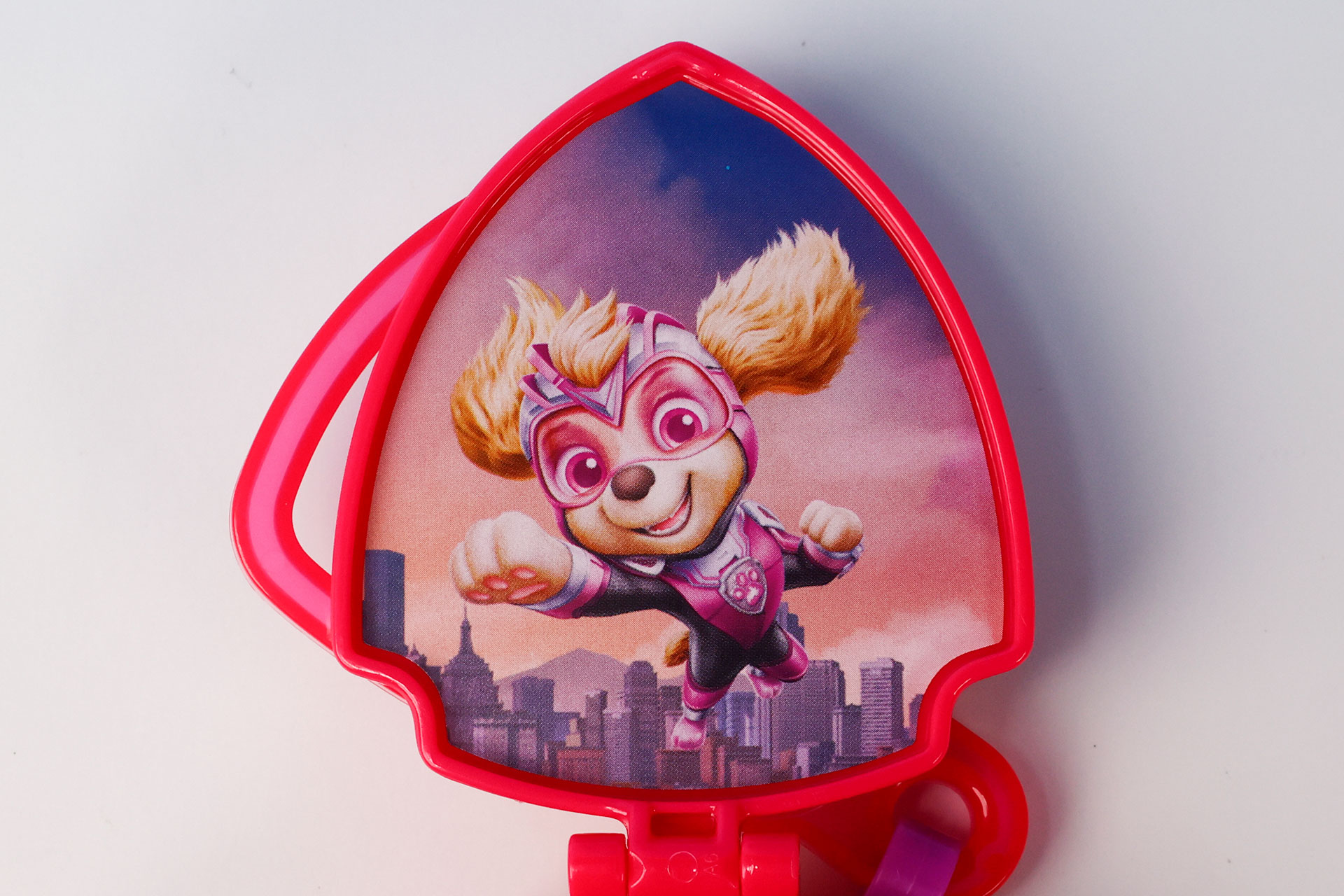 蓋を開けた上部にも「スカイ」が描かれている