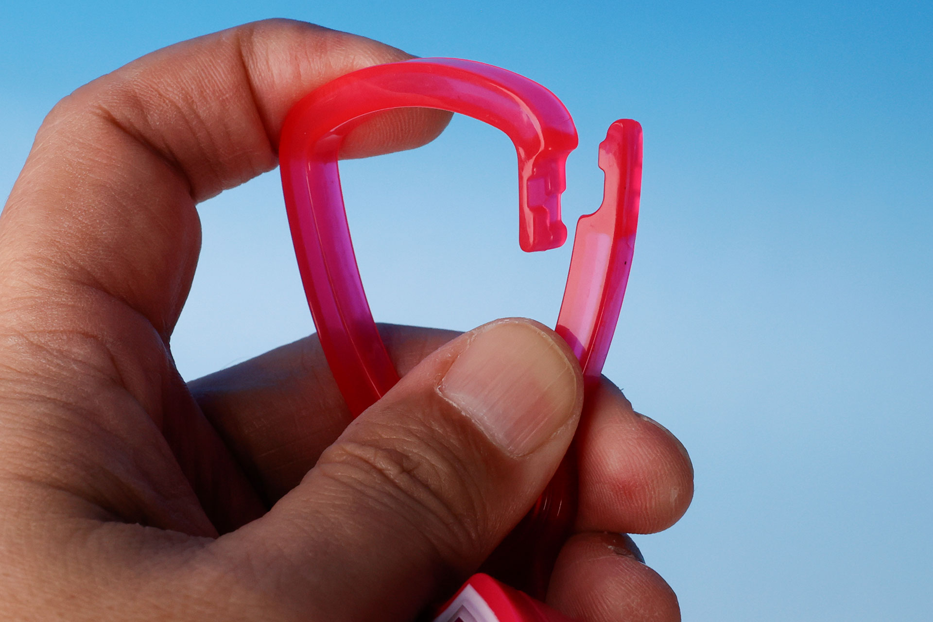 キーリングは指で簡単に開くことができる