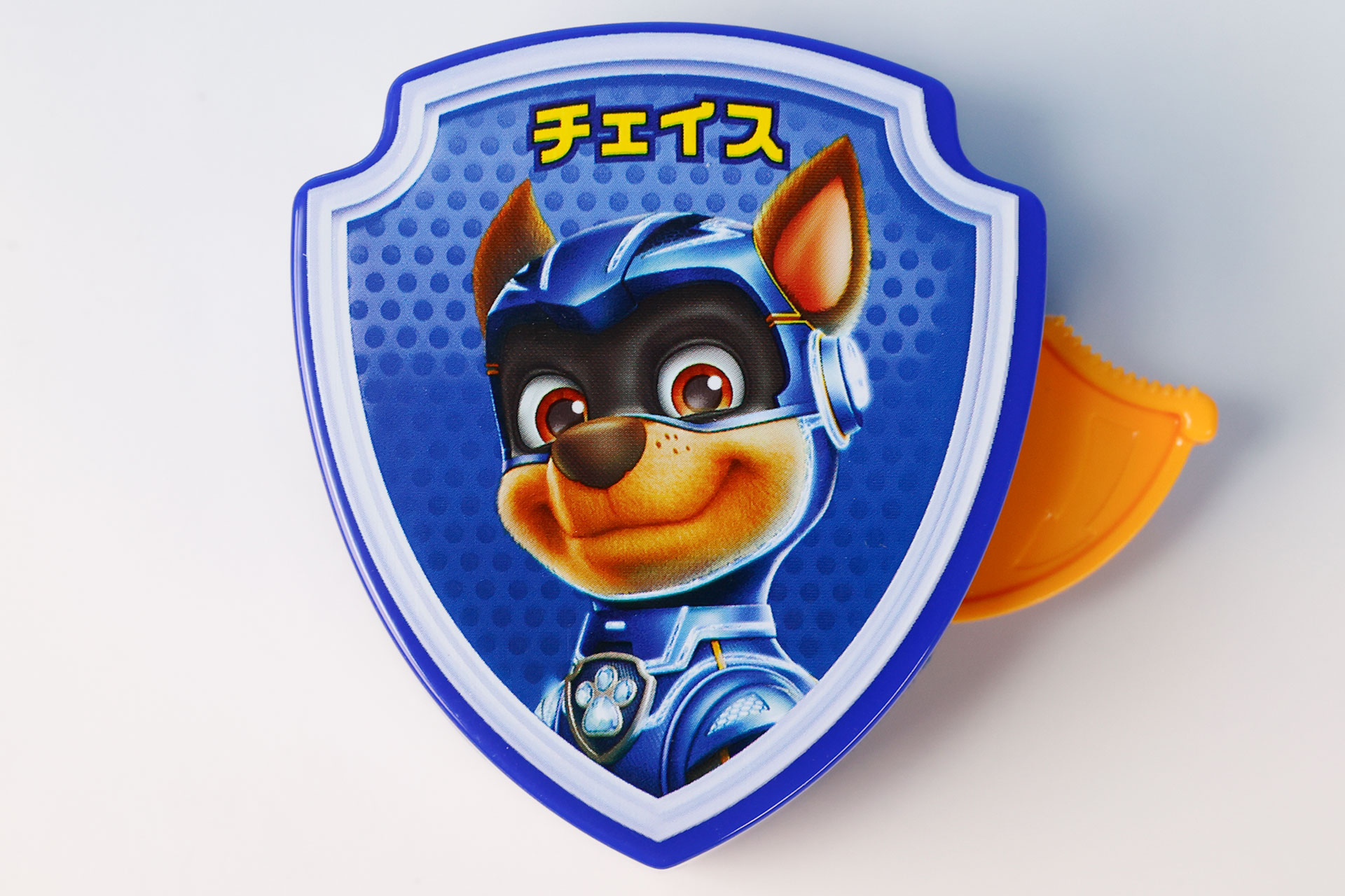 おもちゃの表面には、「チェイス」が描かれている