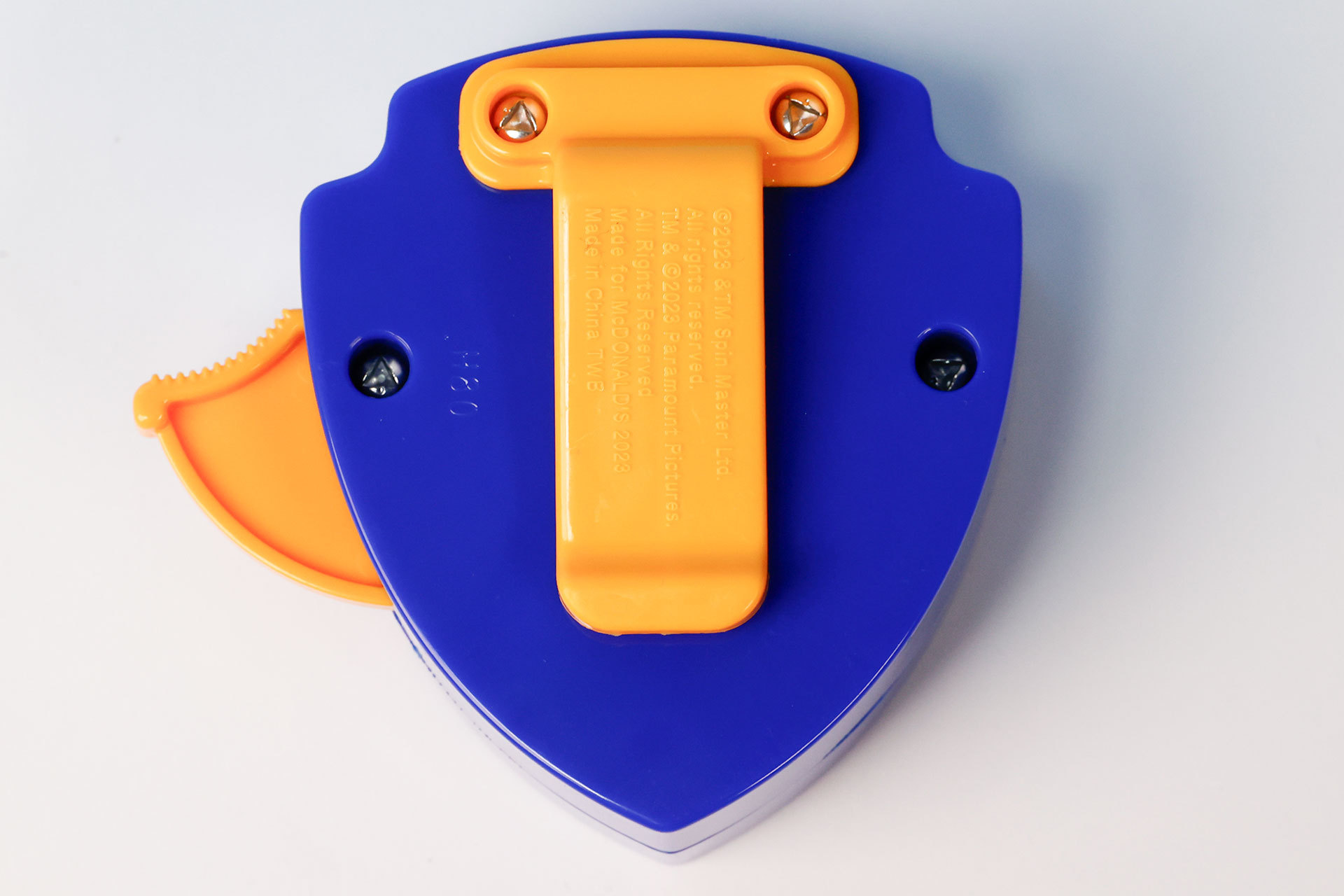 おもちゃの裏面はクリップが付いている