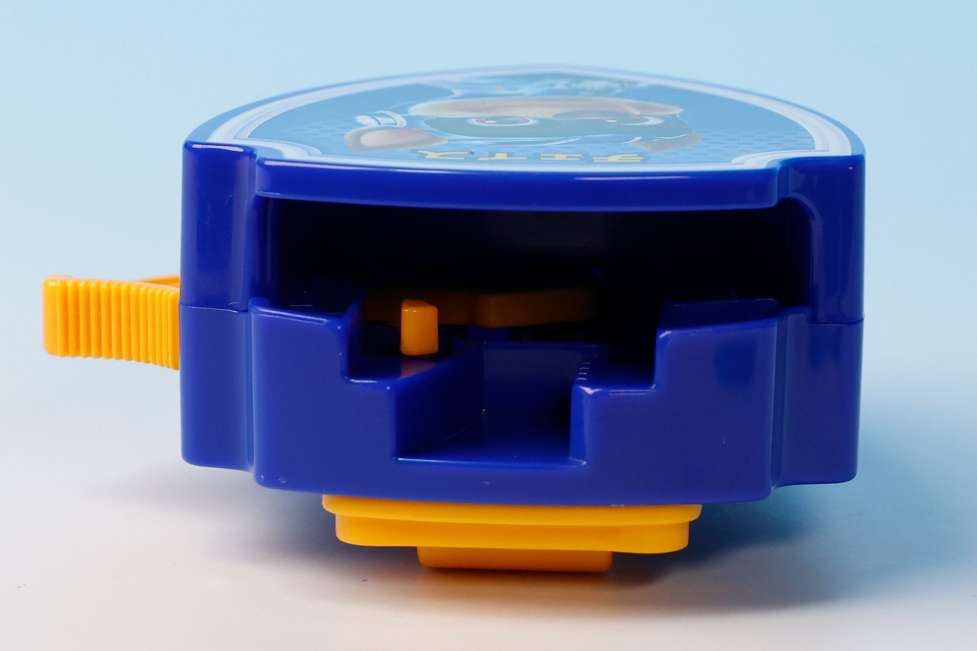 本体上部側面のスペースには、同梱されているコマを入れることができる