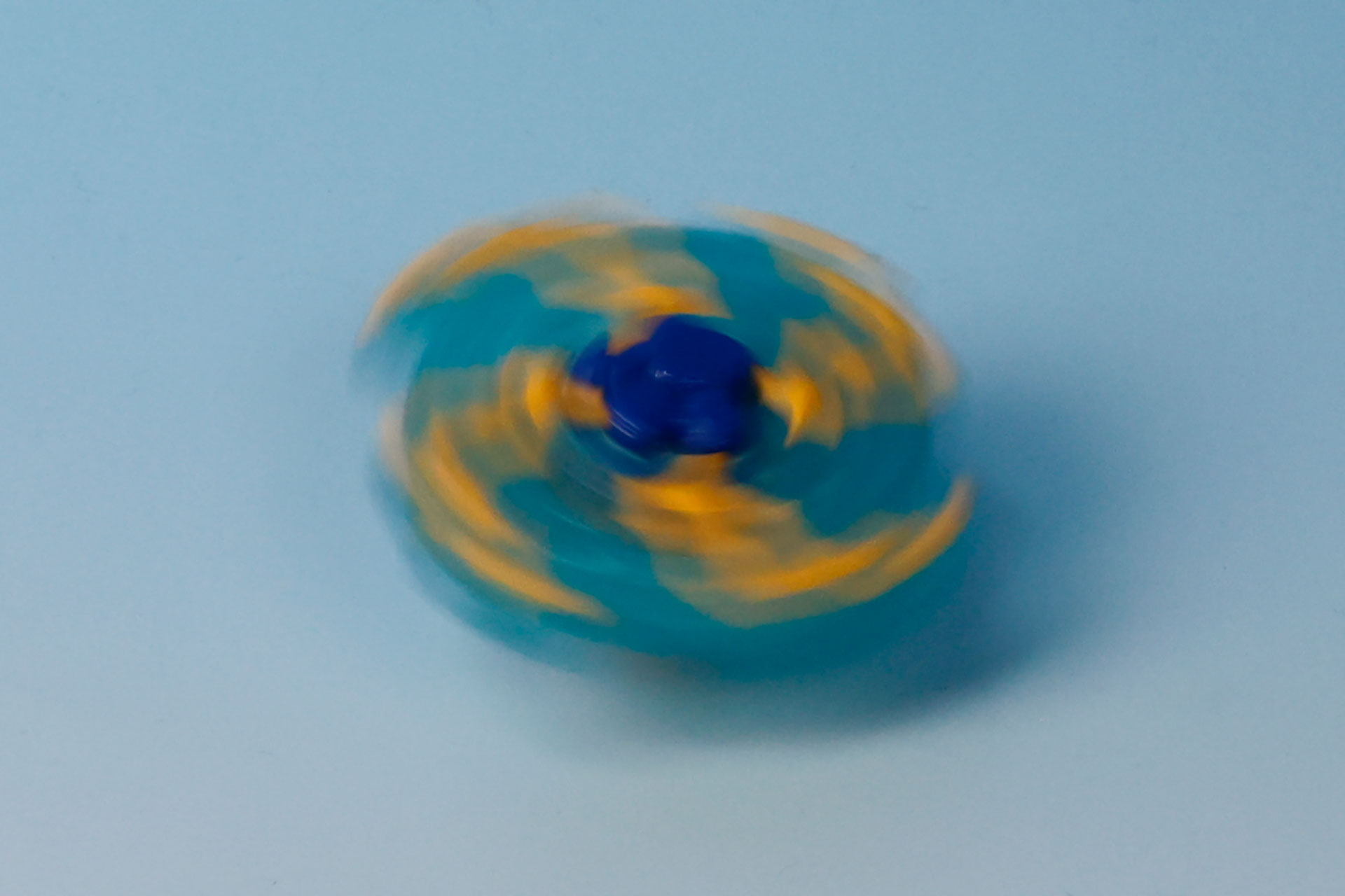 想像以上に勢いよく飛び出して回転するので、思わず夢中になって遊んでしまった