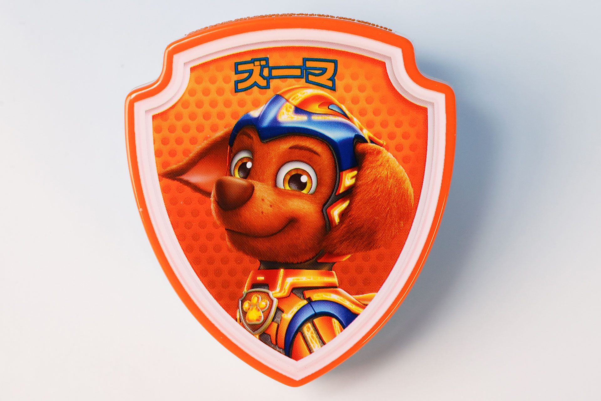 表面にはズーマのイラストが描かれている