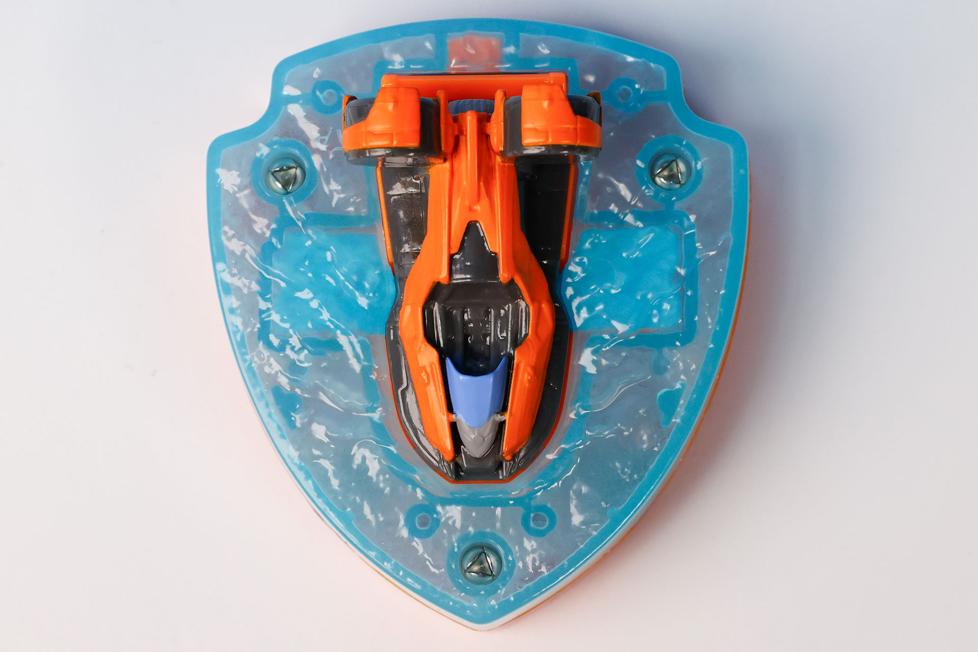 裏面にはボバークラフトが水の上を走っているようなフィギュアが付けられている