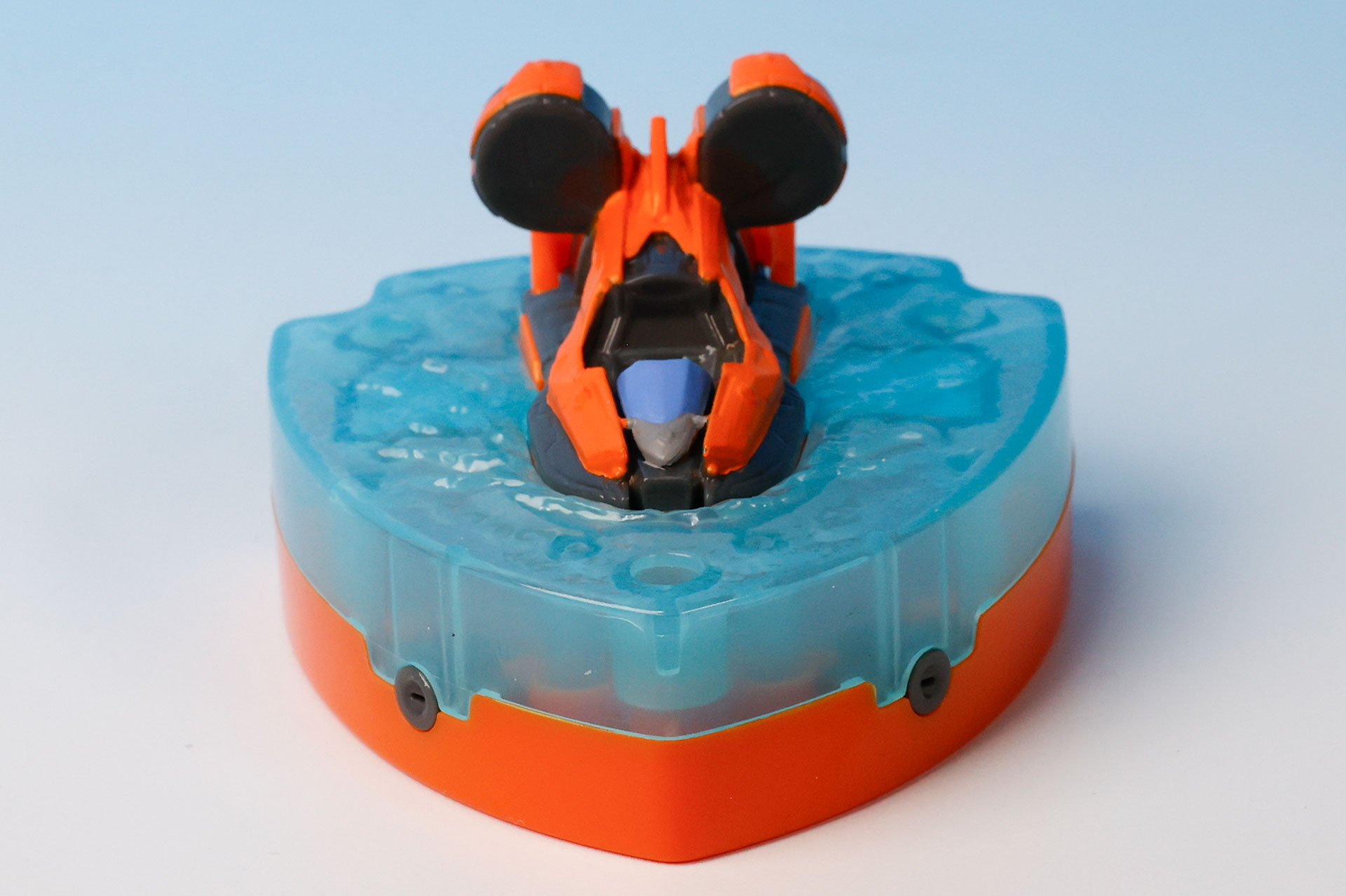 側面のふたつの穴は、水が飛び出すように付けられているものだ