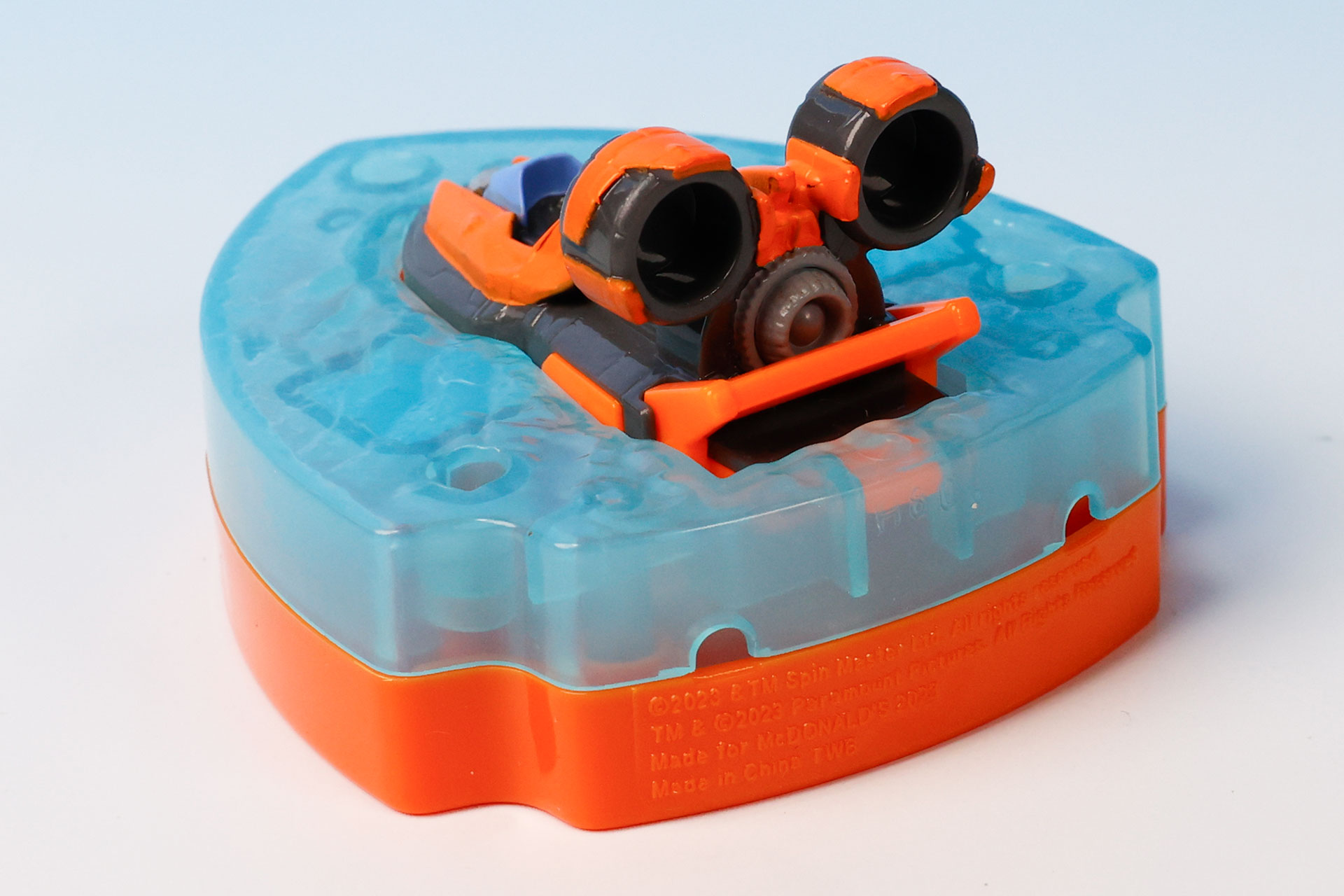 反対側にもふたつの穴が開けられているが、こちらは水を中に入れるためのものである