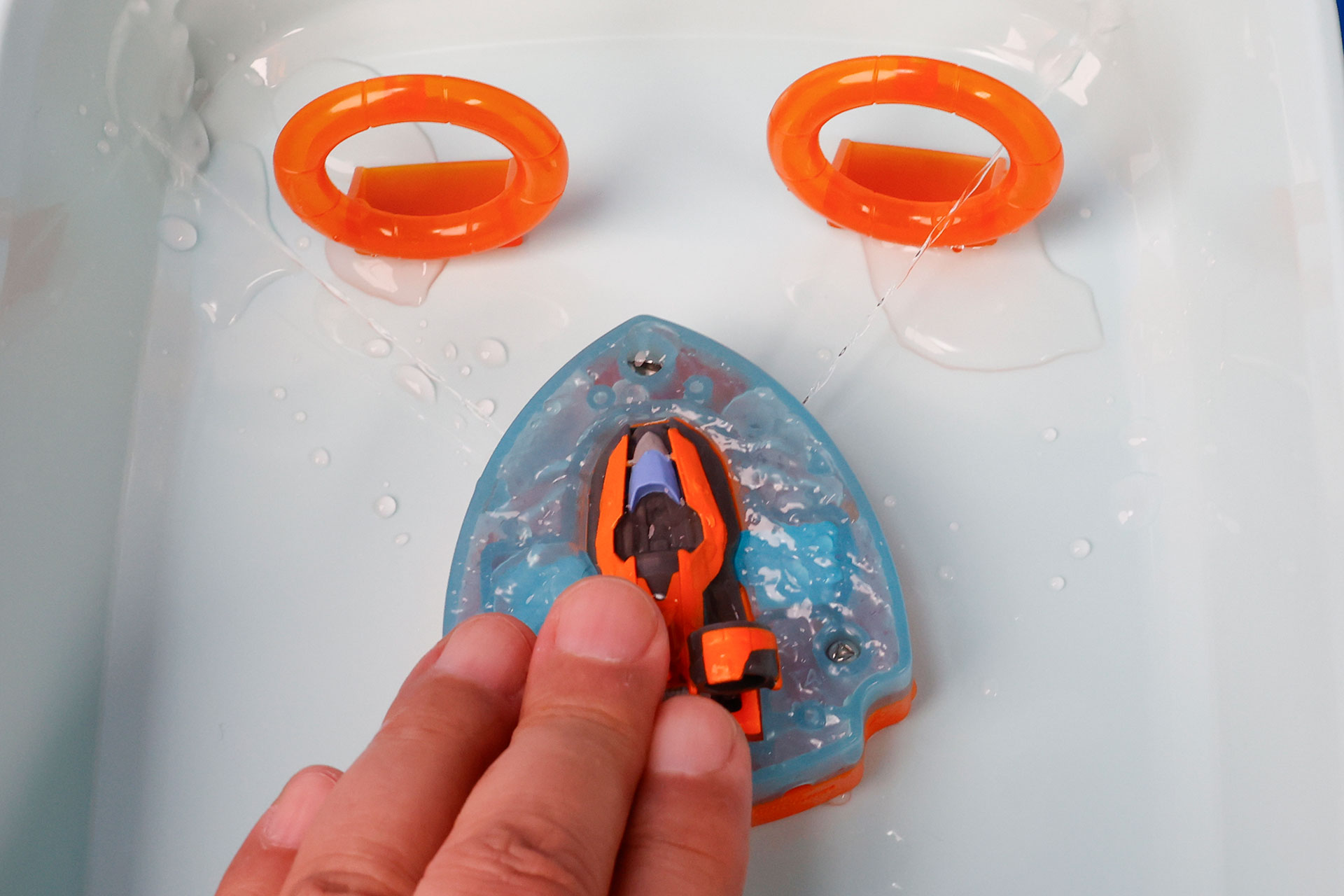 ホバークラフト部分を押すと、水が飛び出す仕組みだ