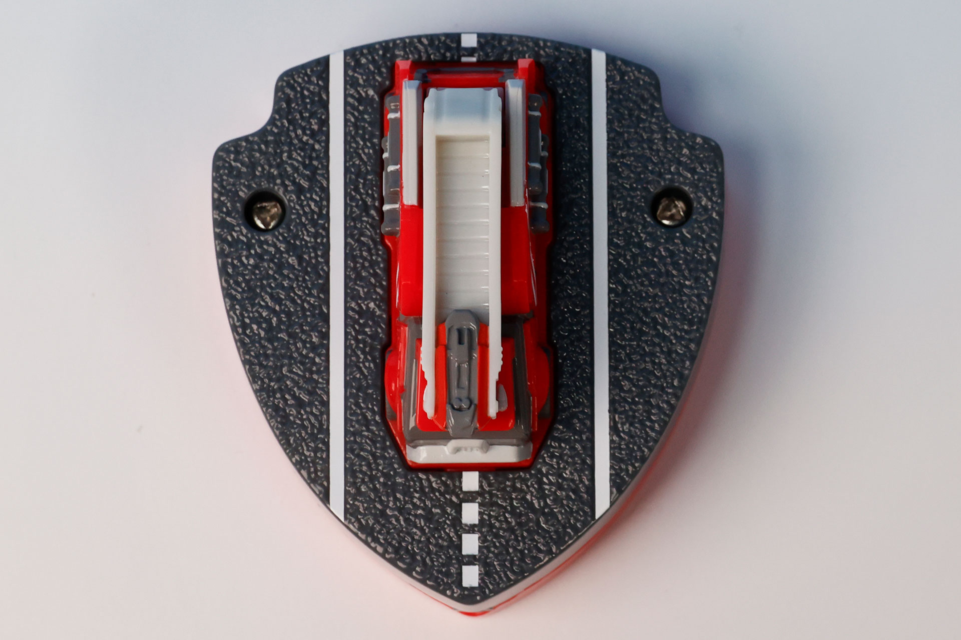 裏面はファイヤートラックが道路の上に止まっているような、フィギュアチックな形になっている