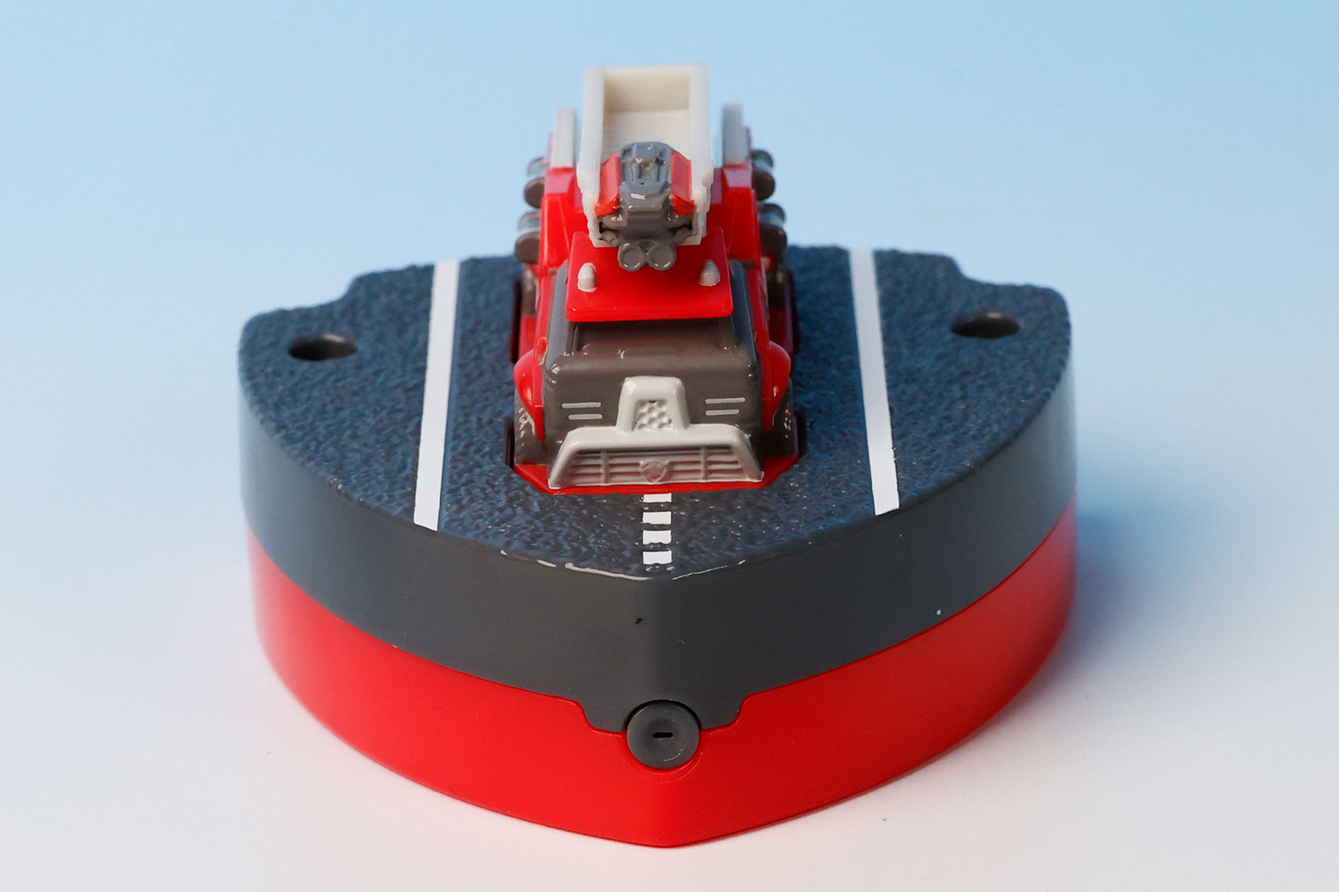 側面の穴からは水が飛び出す