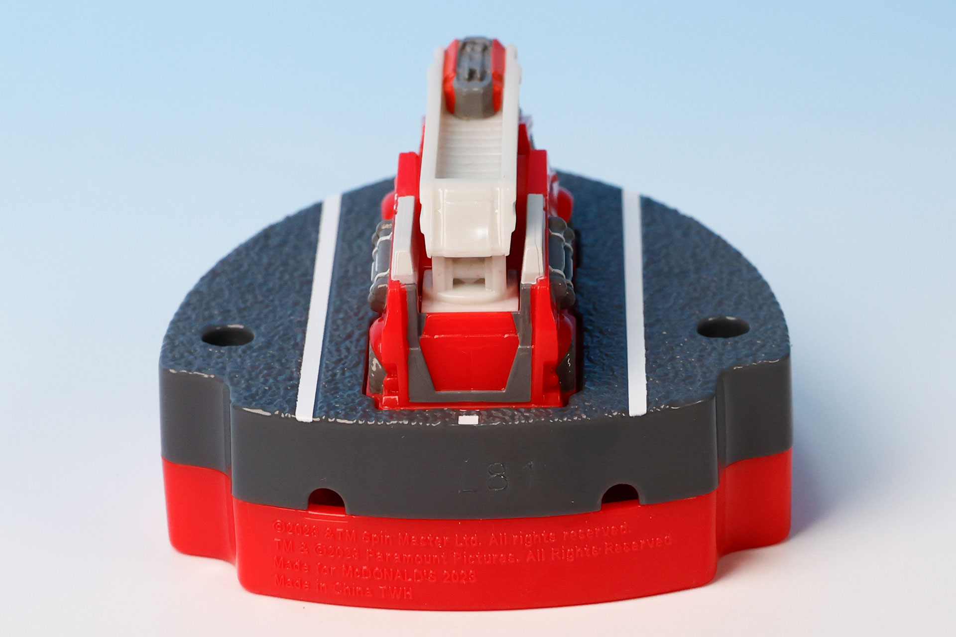 反対側に開けられたふたつの穴は、水を取り込むためのものだ