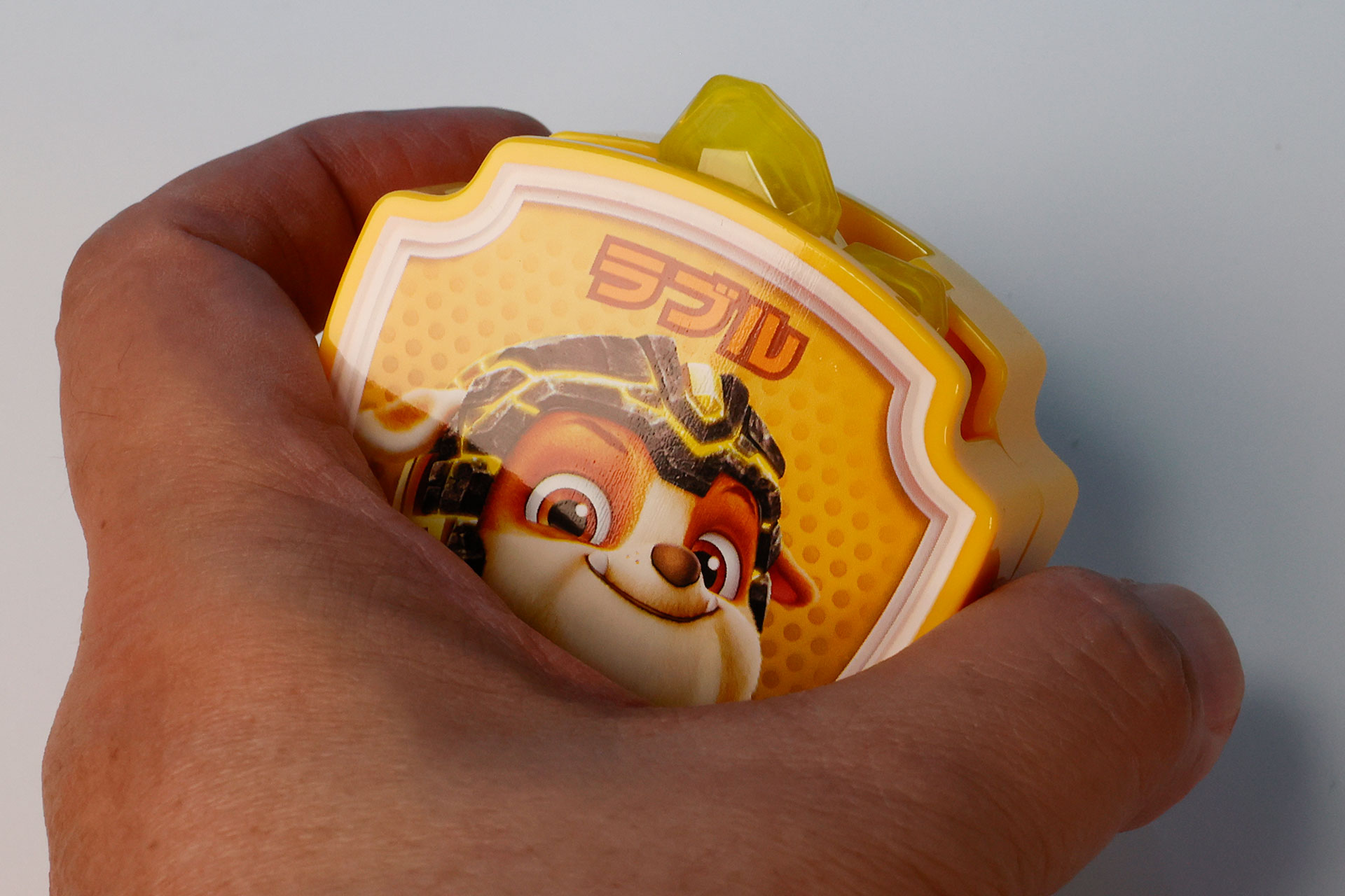 コマを取り付けた後、レバーを押すと飛び出していく