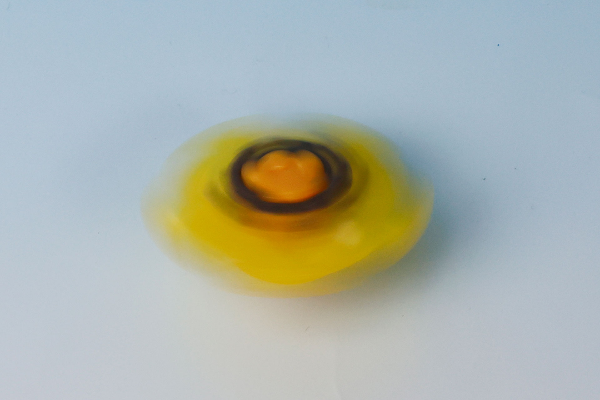 コマを勢いよく回転させて遊ぼう！