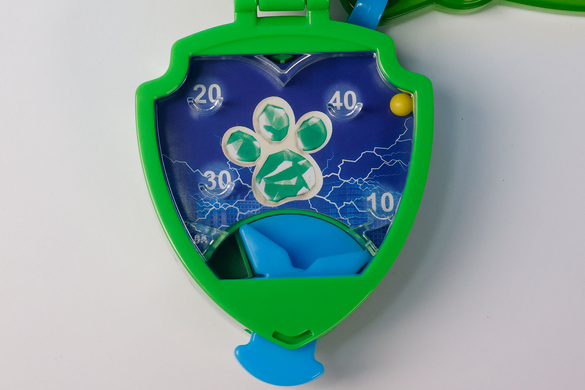 蓋を開けた下側ではピンボールが遊べるようになっている