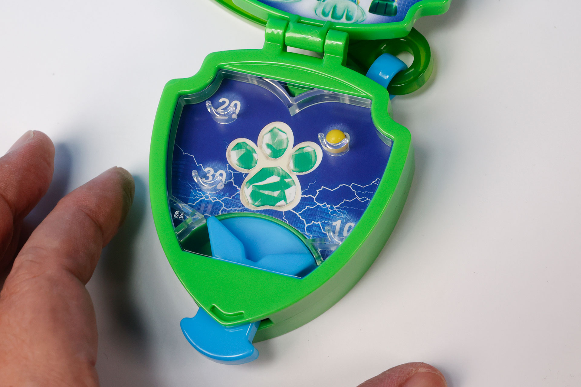 指を離すとタマが飛び出していく