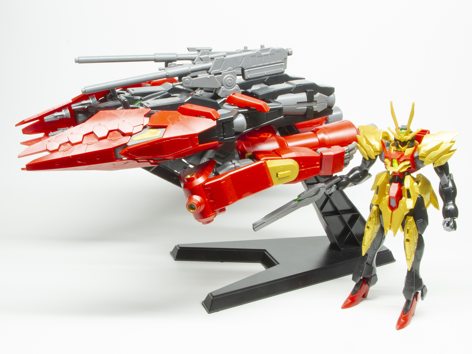 ティフォエウスガンダムの燕尾状の装甲を引っかける形で載せることができた