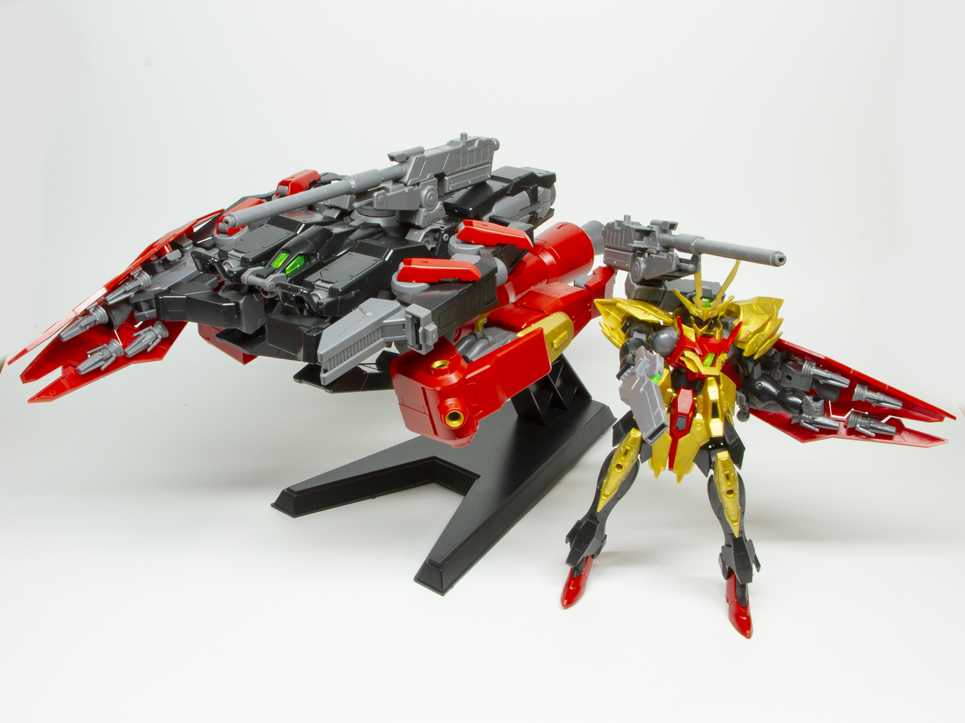 ティフォエウスガンダムの燕尾状の装甲を引っかける形で載せることができた