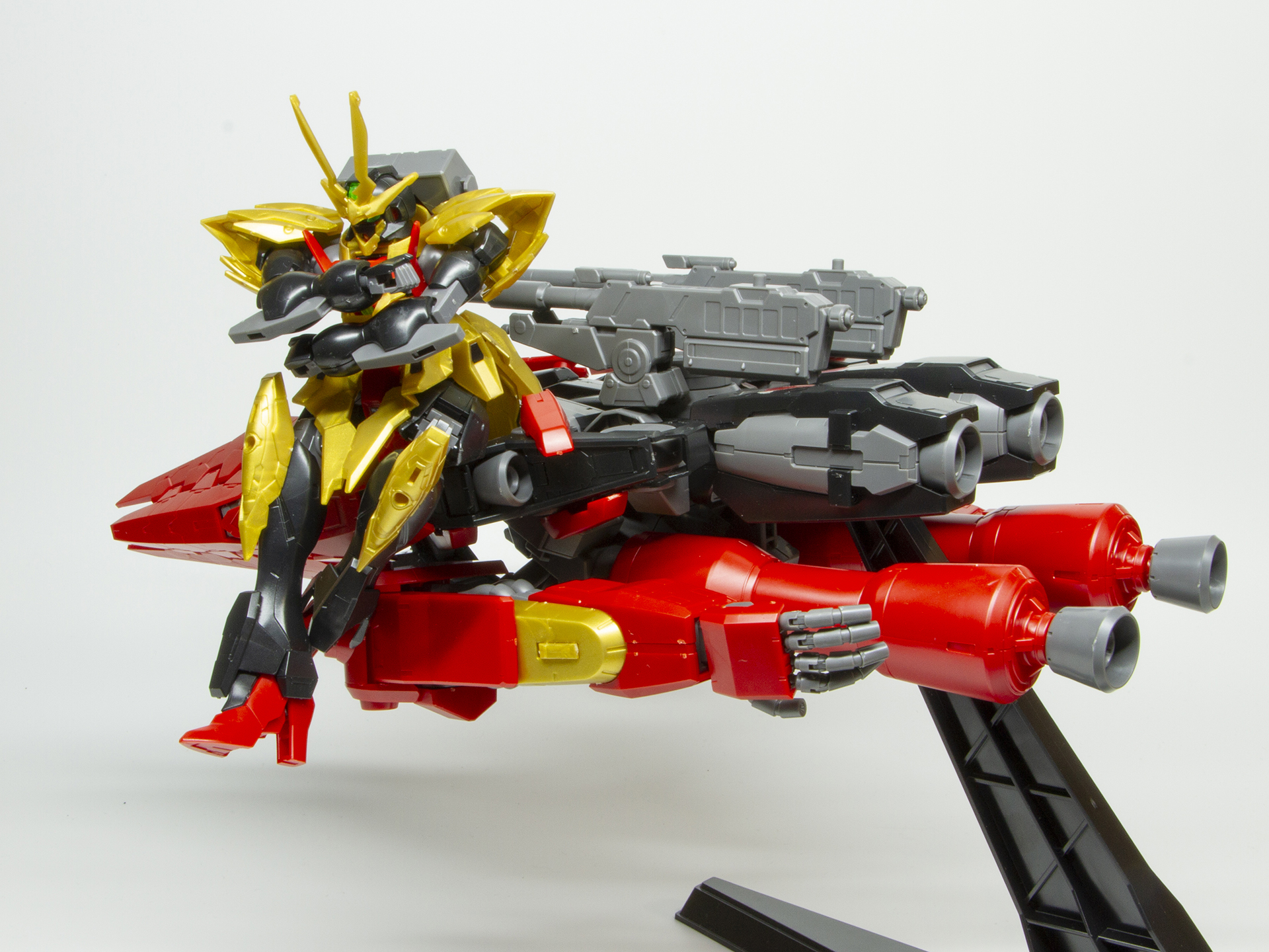 ティフォエウスガンダムの燕尾状の装甲を引っかける形で載せることができた