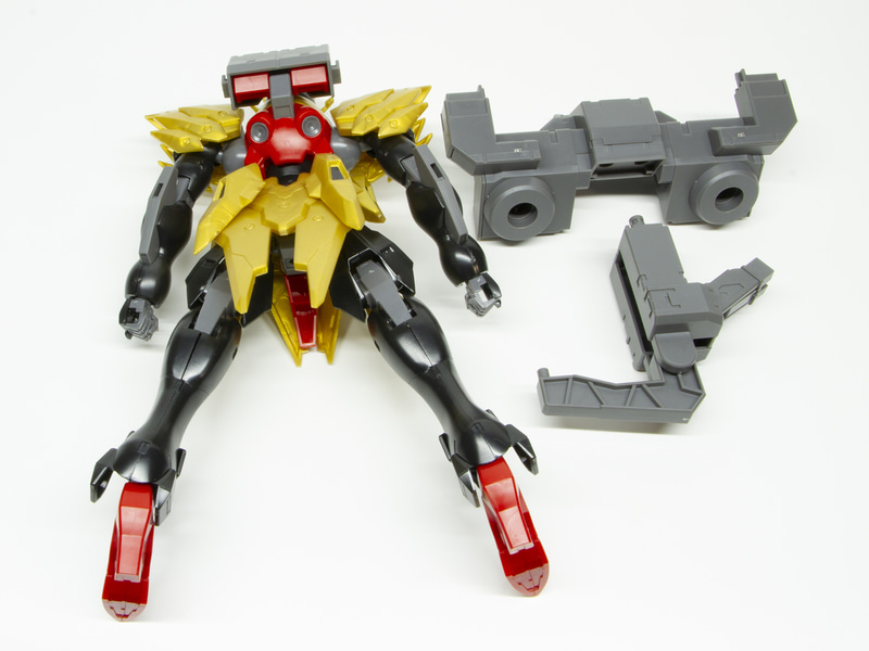最初の組み立ては大型ジョイントの上下でティフォエウスガンダムを挟み込む形だ