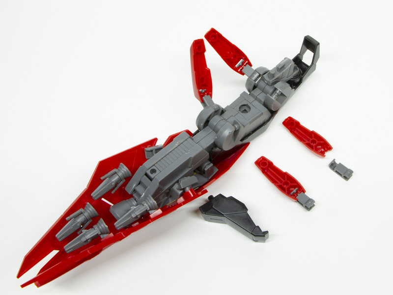 ティフォエウスガンダムの足首を細めて差し込み、膝装甲と接続する